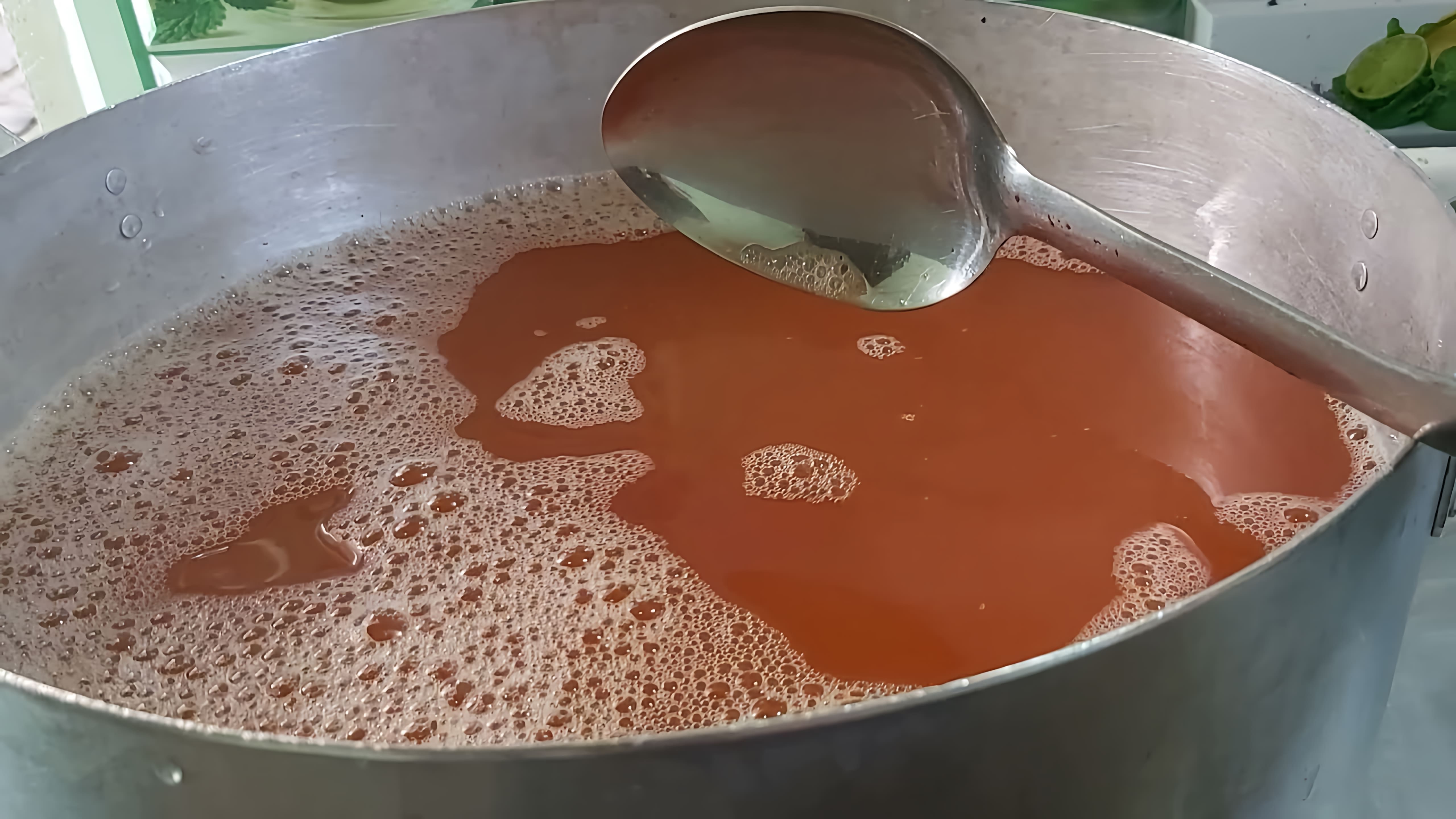 В этом видео демонстрируется процесс приготовления соевого соуса