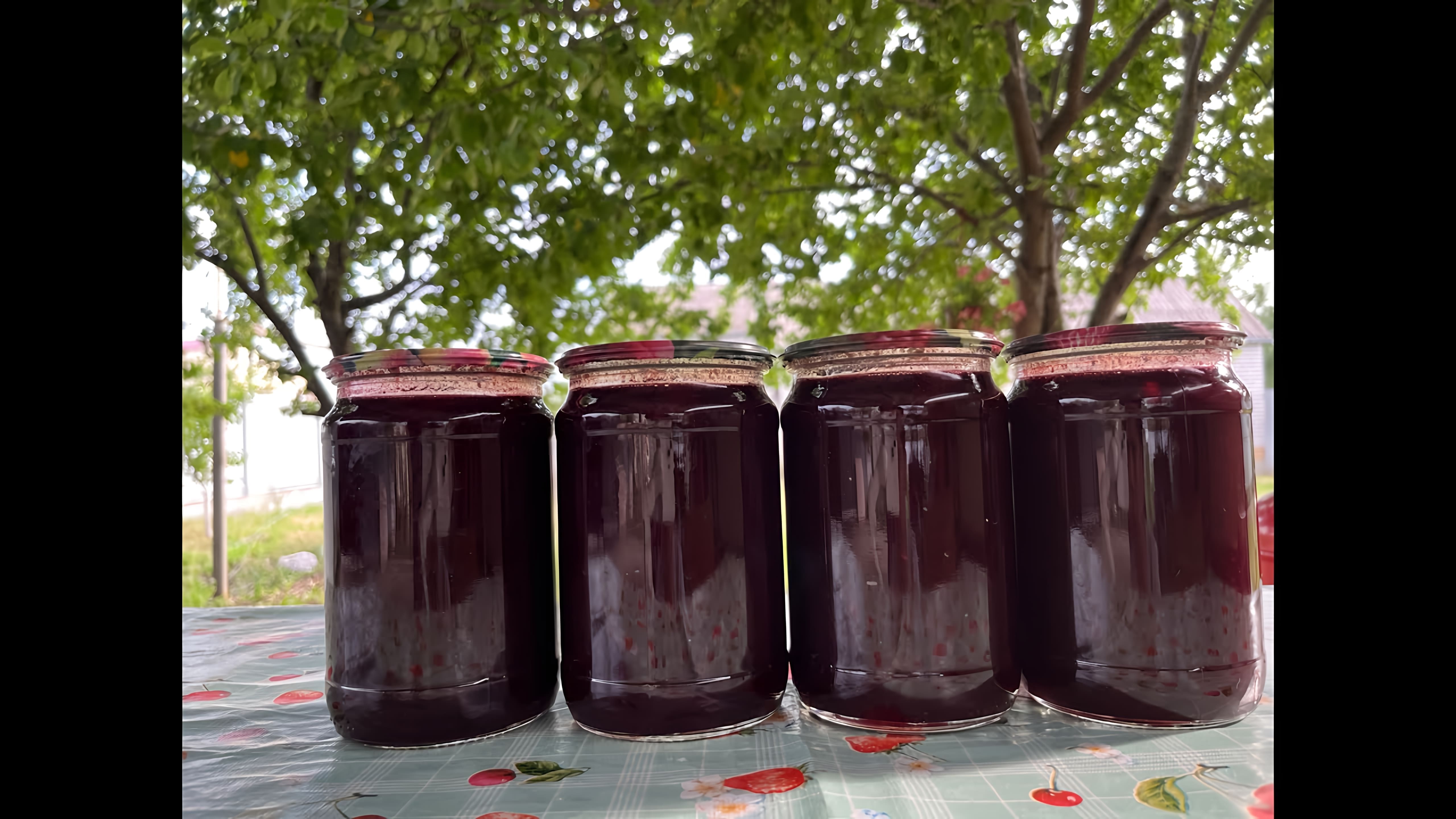 В этом видео демонстрируется процесс приготовления вишневого джема без использования загустителей, только натуральные ингредиенты