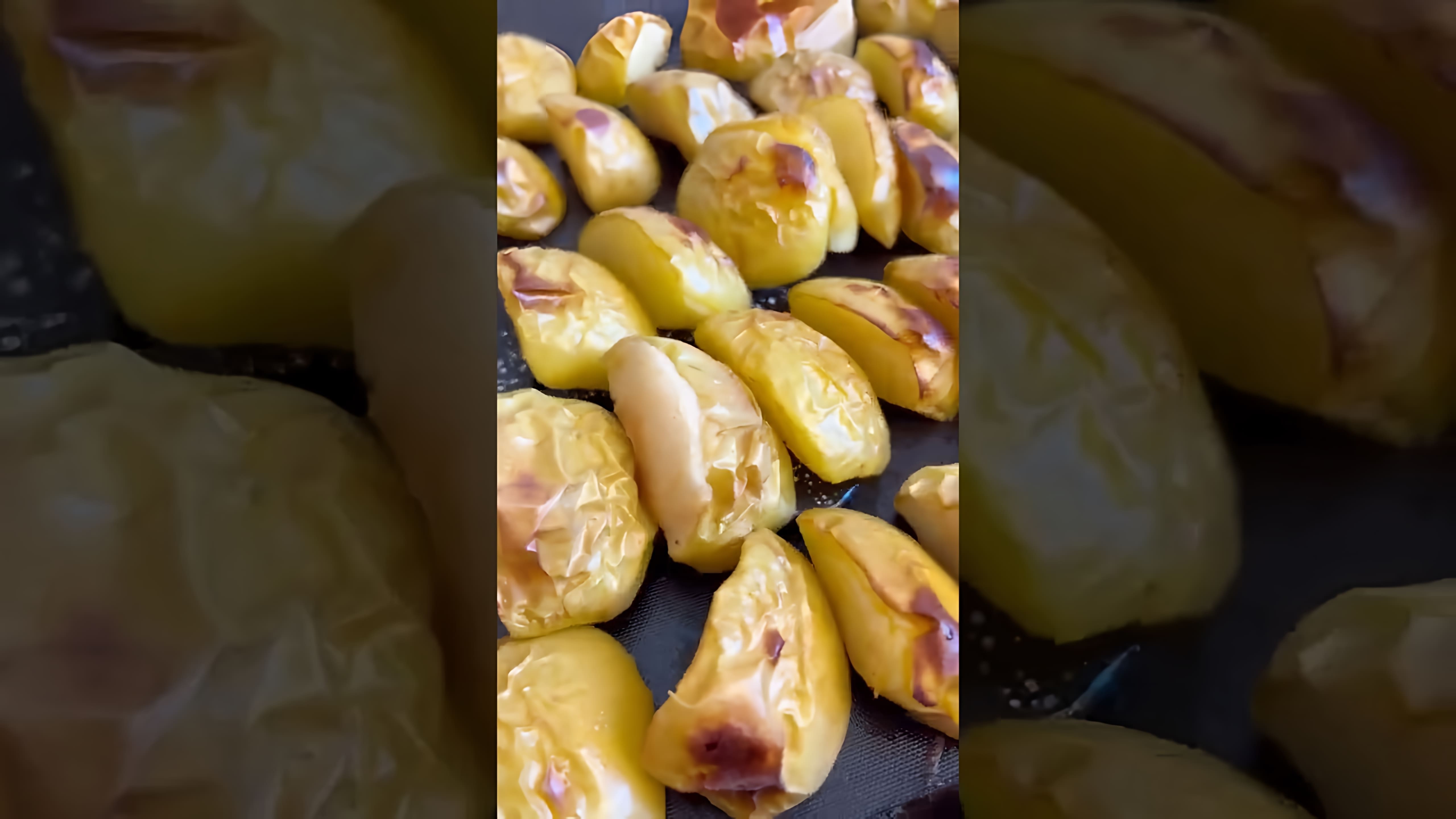 В этом видео демонстрируется, как приготовить яблочное пюре, которое по вкусу и консистенции напоминает детское питание "Фрутоняня"