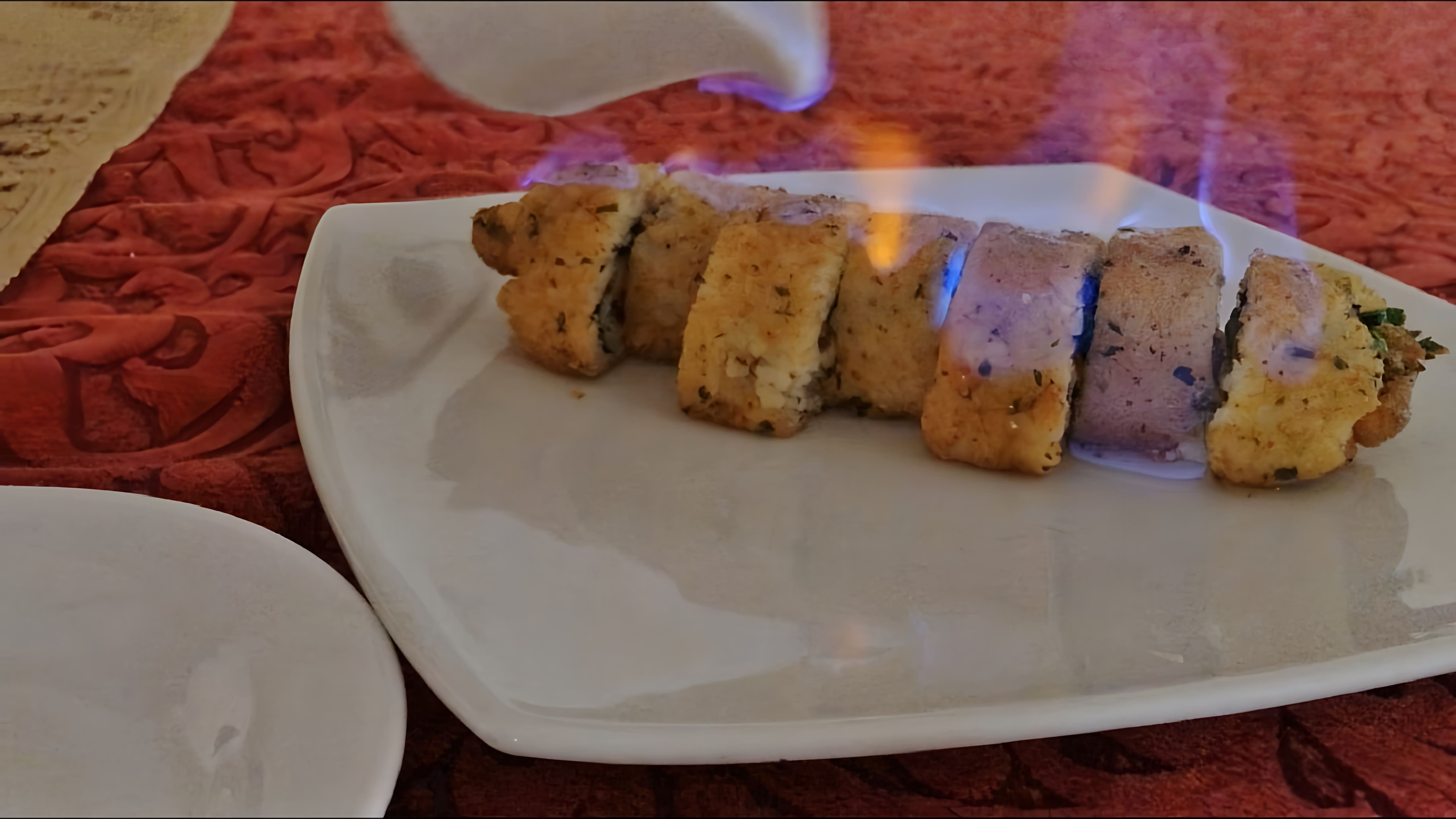 В этом видео представлен пошаговый рецепт приготовления суши роллов фламбе с кальмарами в панику