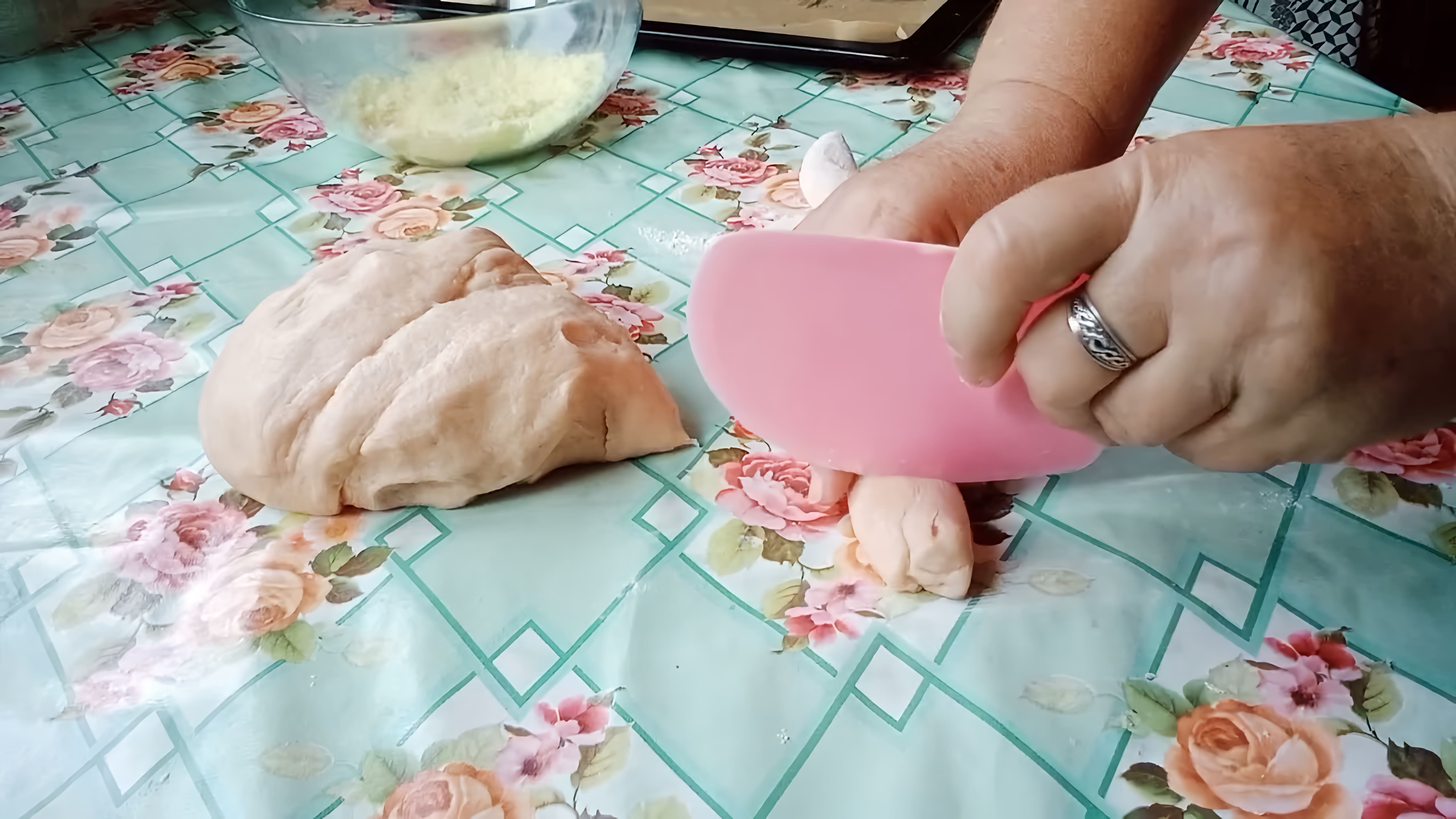 В этом видео демонстрируется процесс приготовления печенья из сухого киселя с кокосовой штрейзельной крошкой