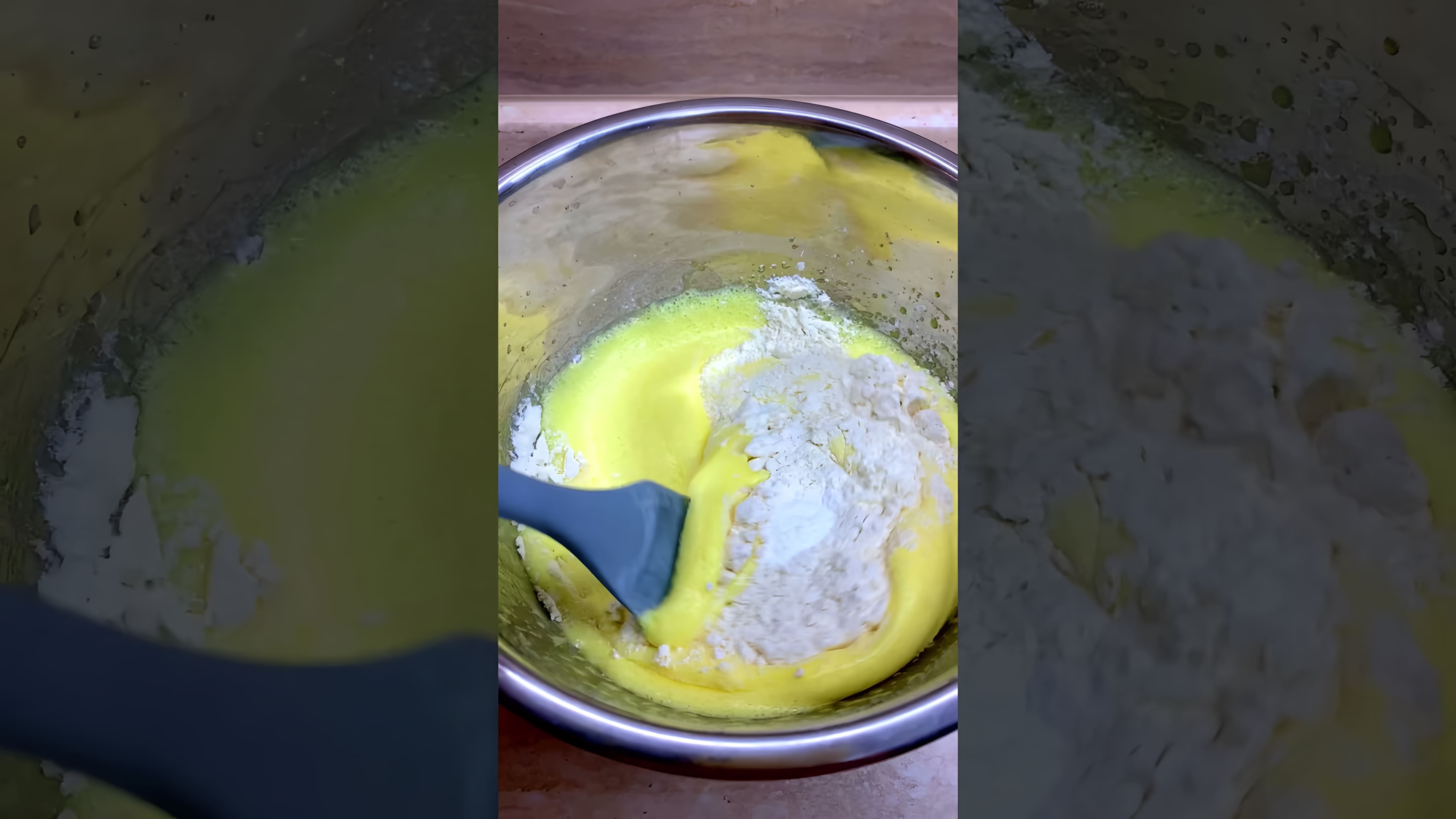 В этом видео демонстрируется быстрый рецепт кексов с вишней