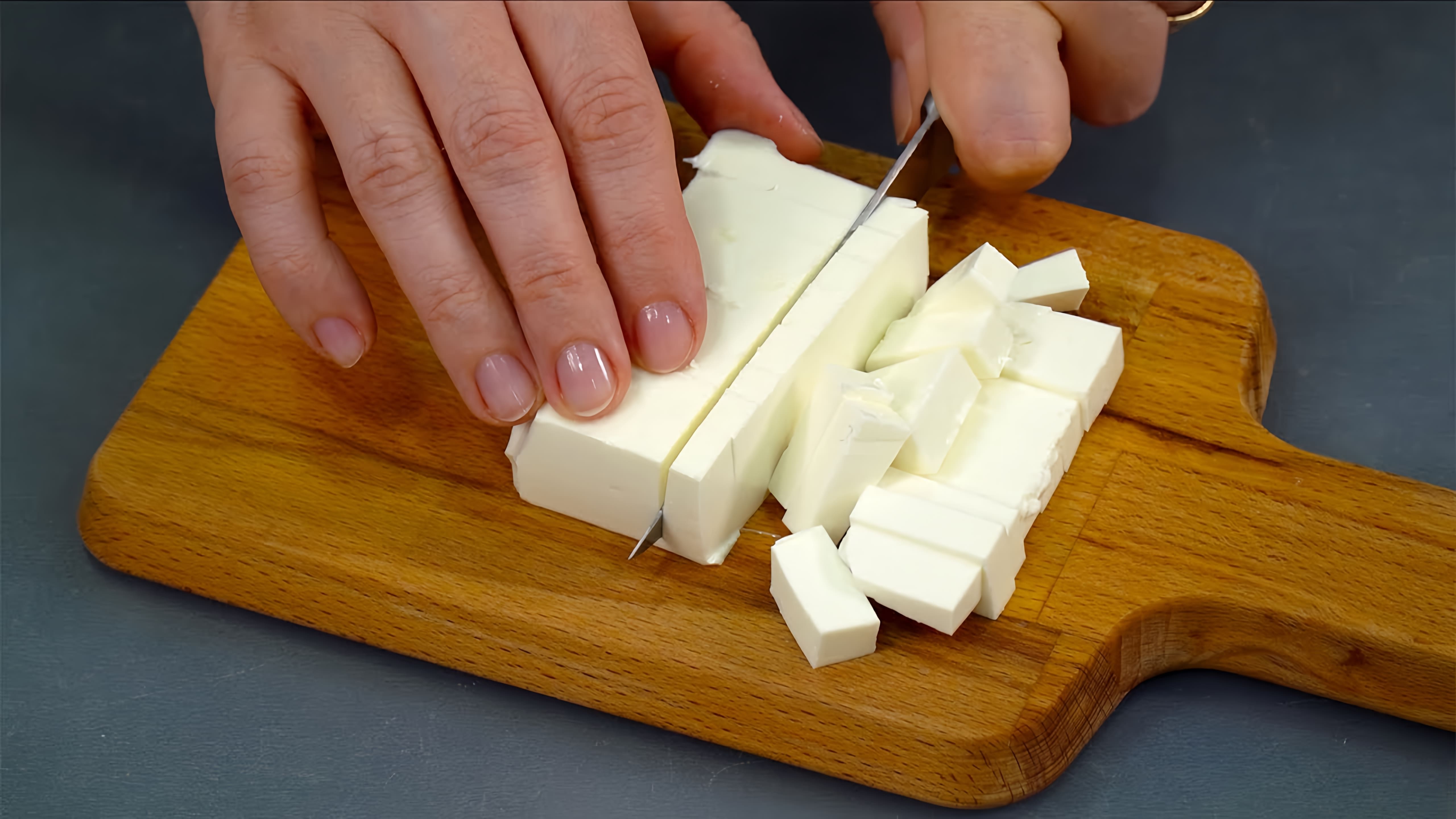 В этом видео демонстрируется рецепт приготовления куриного филе с рассольным сыром и картофелем в мультиварке