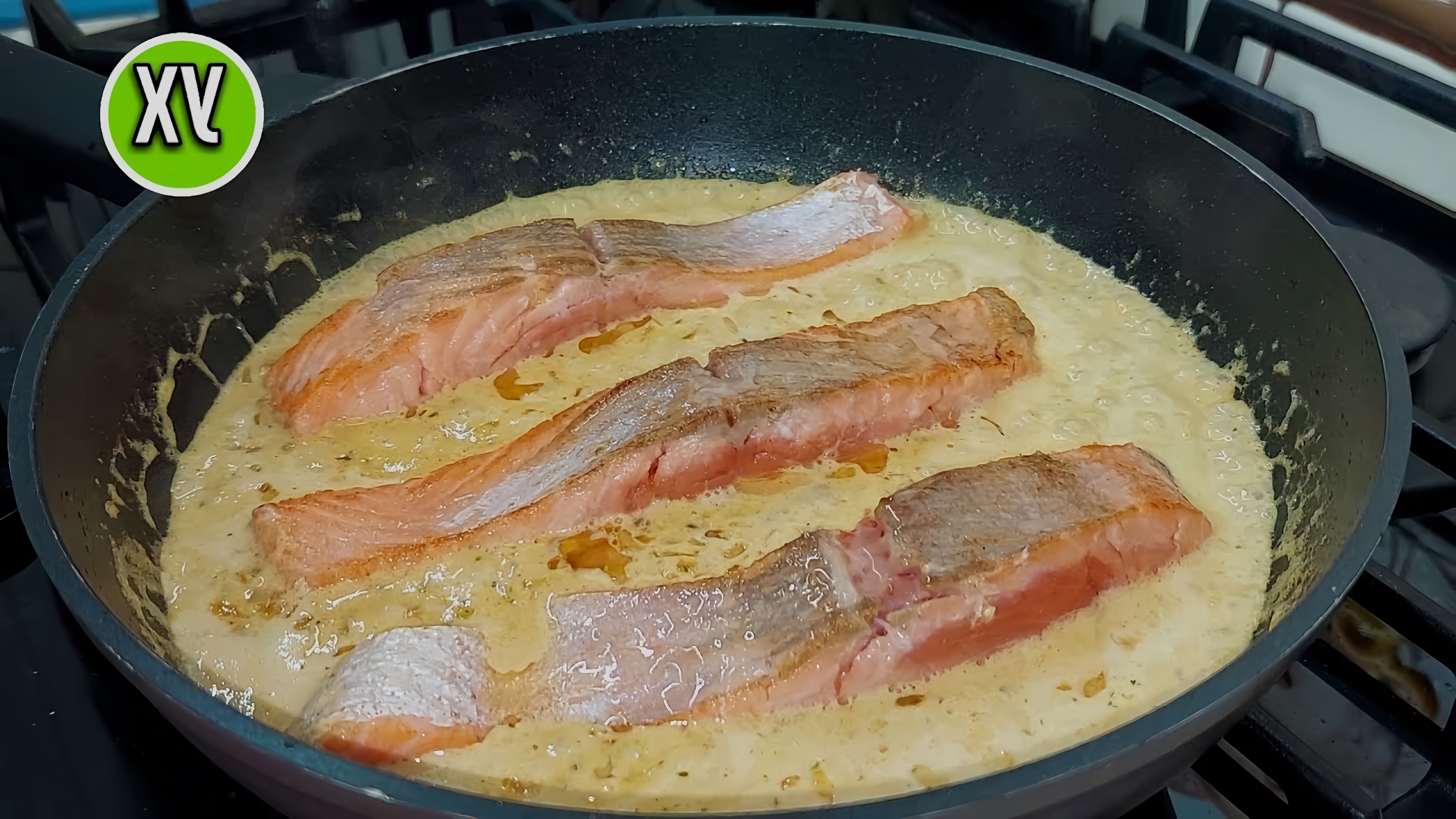 В этом видео демонстрируется процесс приготовления праздничного ужина, состоящего из пропаренного риса и рыбы