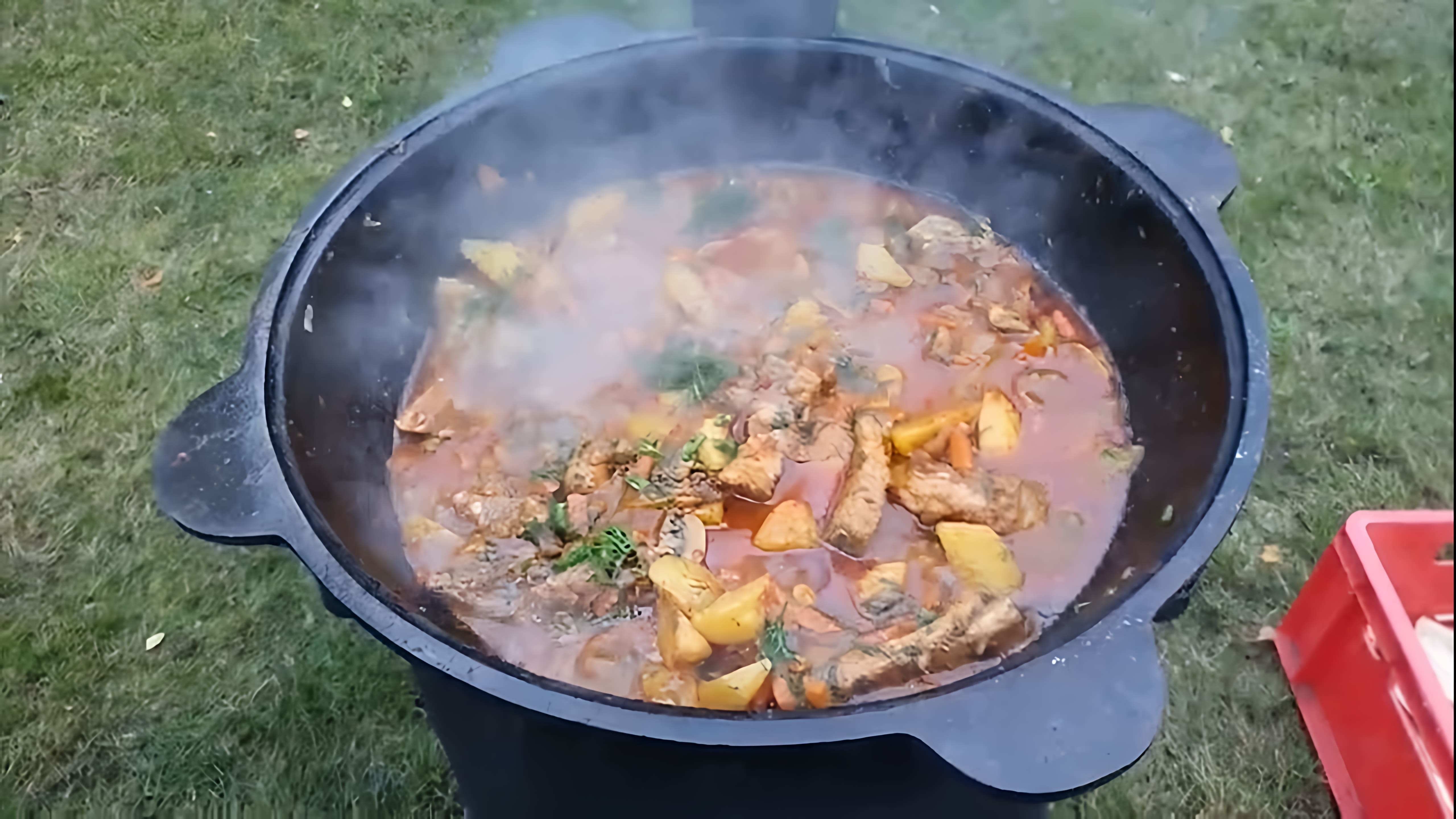 Свиные рёбра с картошкой и шампиньонами в казане на костре. • Онлайн видео  на TheRecepts.com