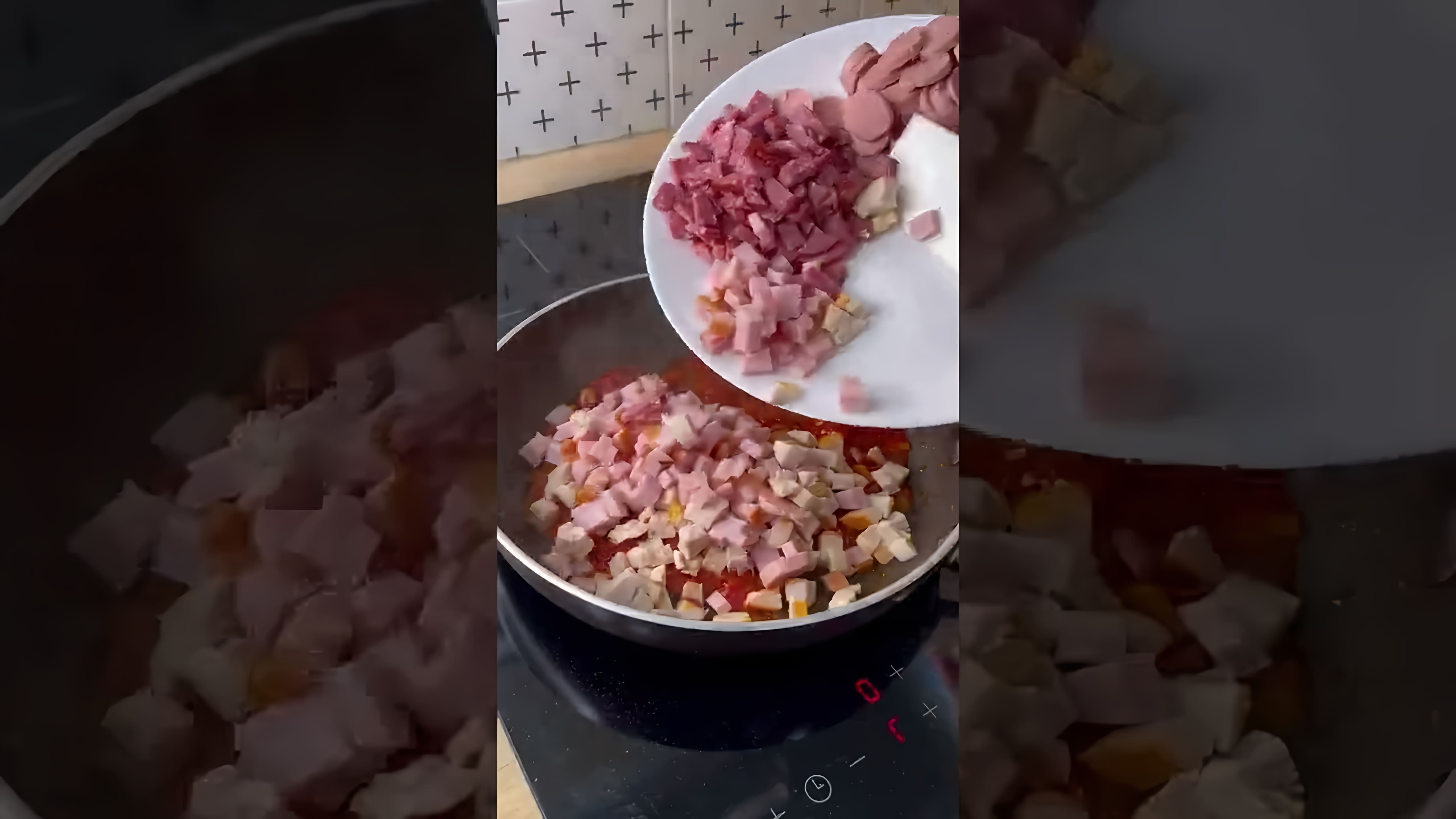 В этом видео демонстрируется рецепт приготовления солянки по-домашнему