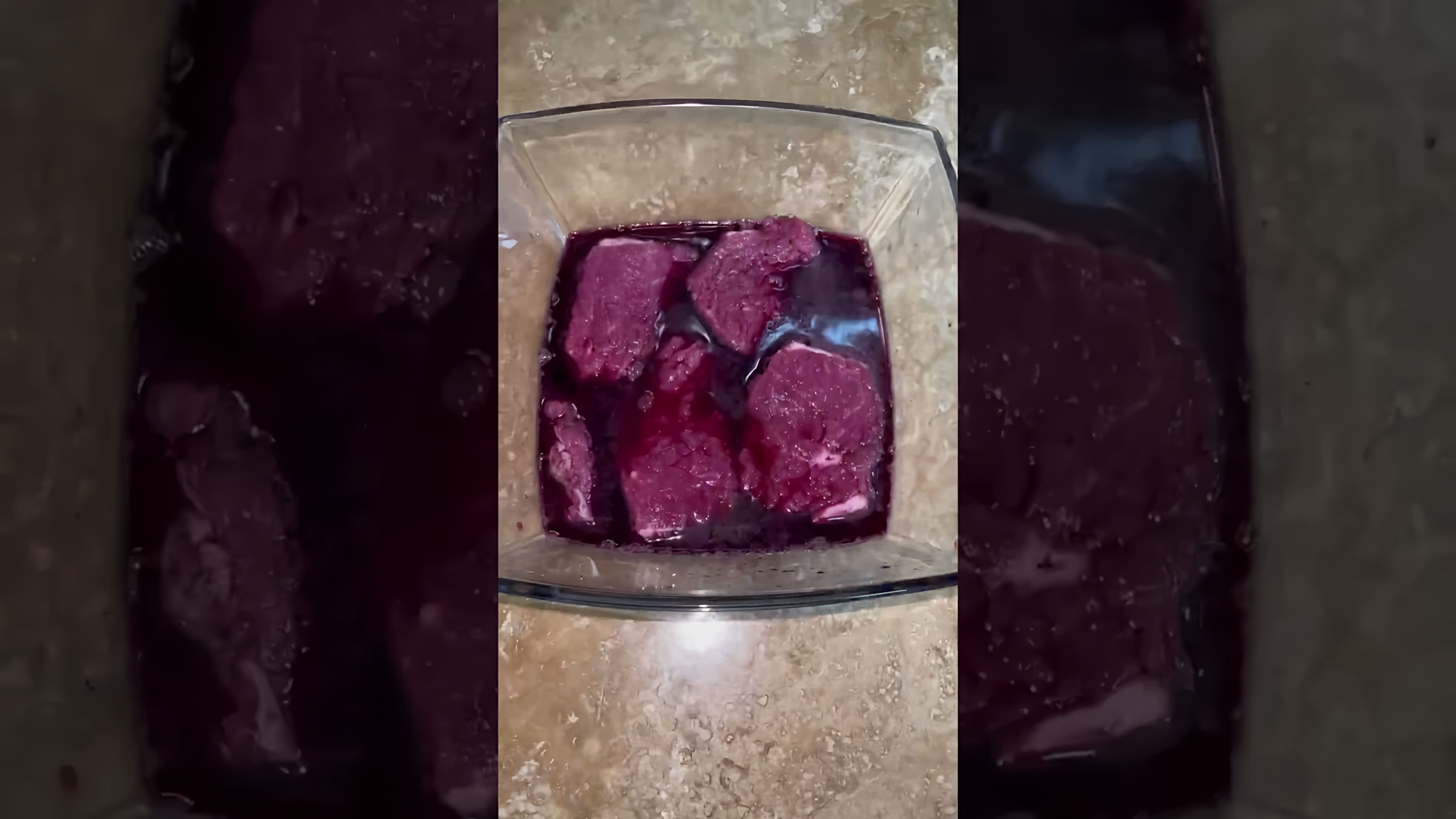 В этом видео-ролике будет показан процесс приготовления телятины маринованной в красном вине и обжаренной на сковороде