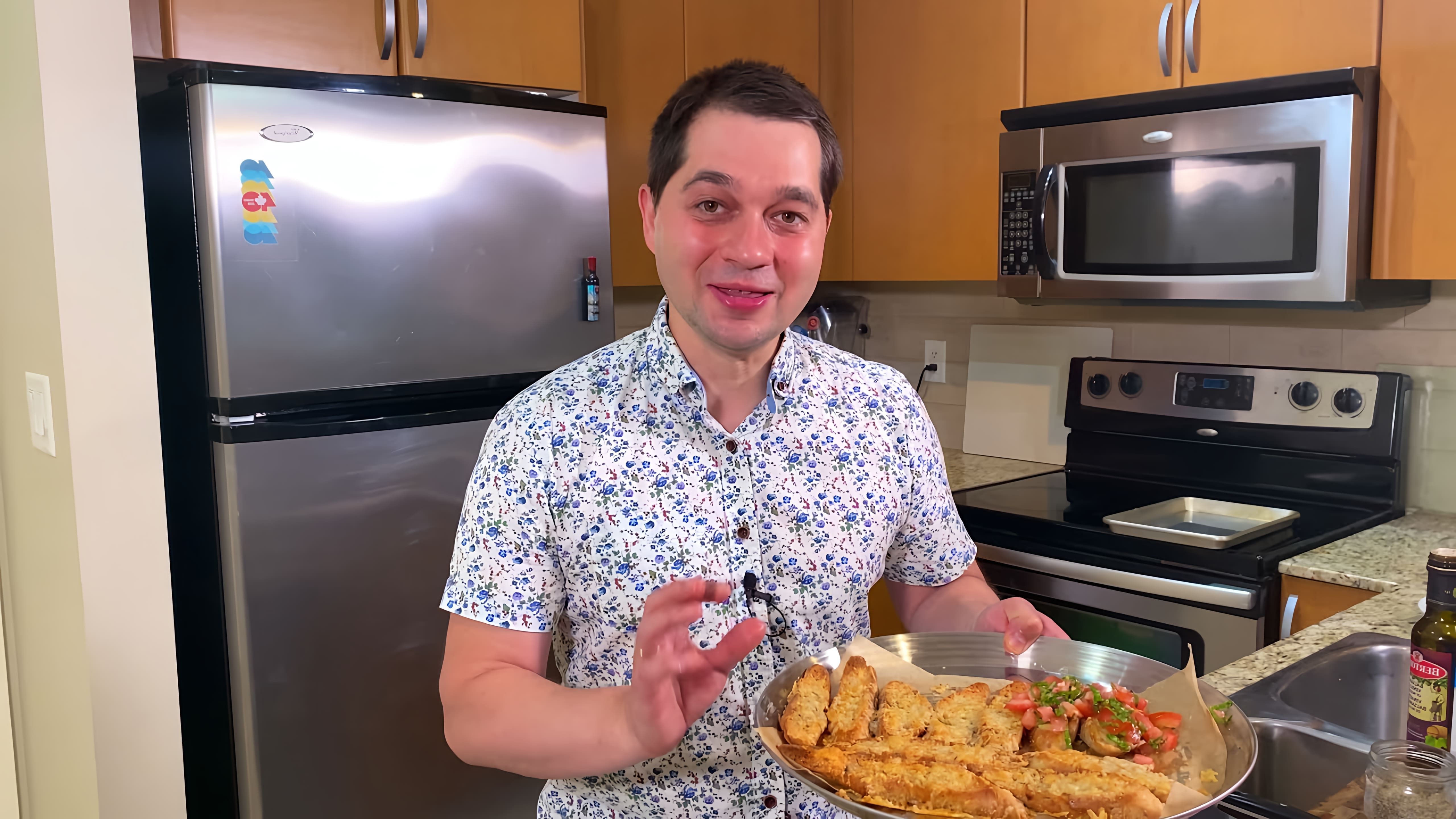 В этом видео демонстрируется рецепт быстрой закуски из багета с сыром и помидорами