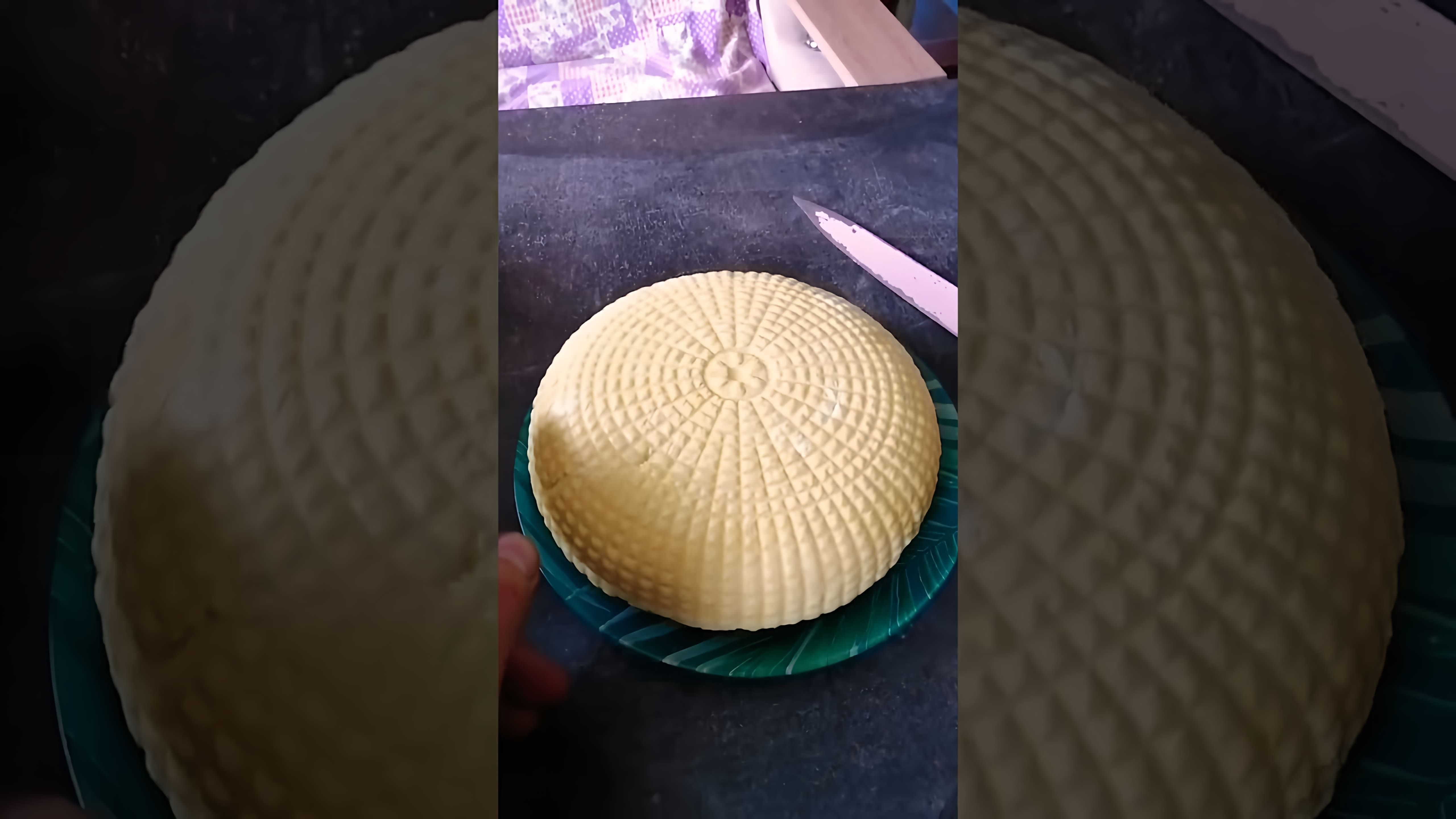 В этом видео-ролике рассказывается о необычном рецепте сыра, который готовится из козьего молока и яиц