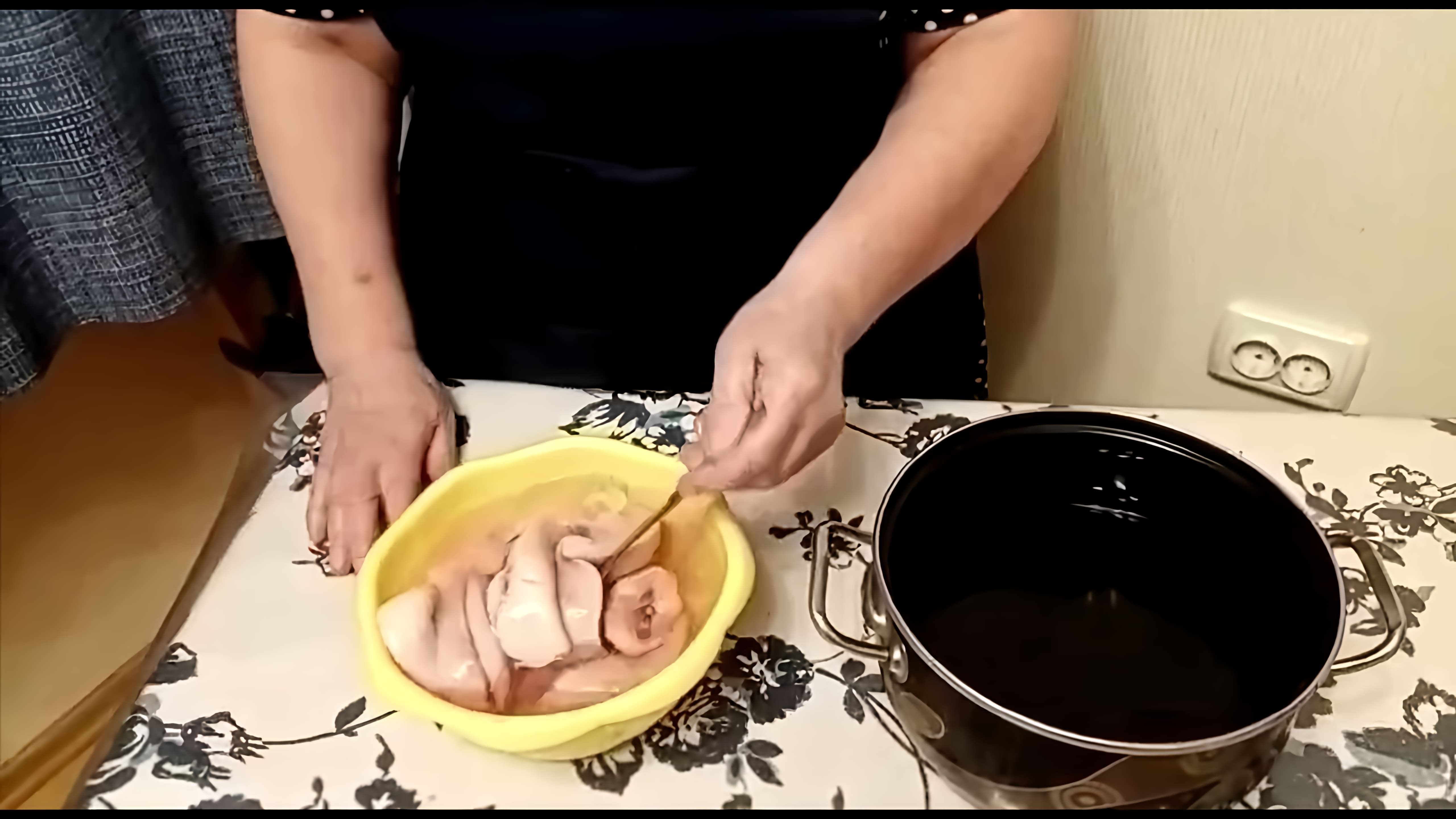 В этом видео демонстрируется рецепт приготовления молок, которые являются частью рыбы и обычно выбрасываются