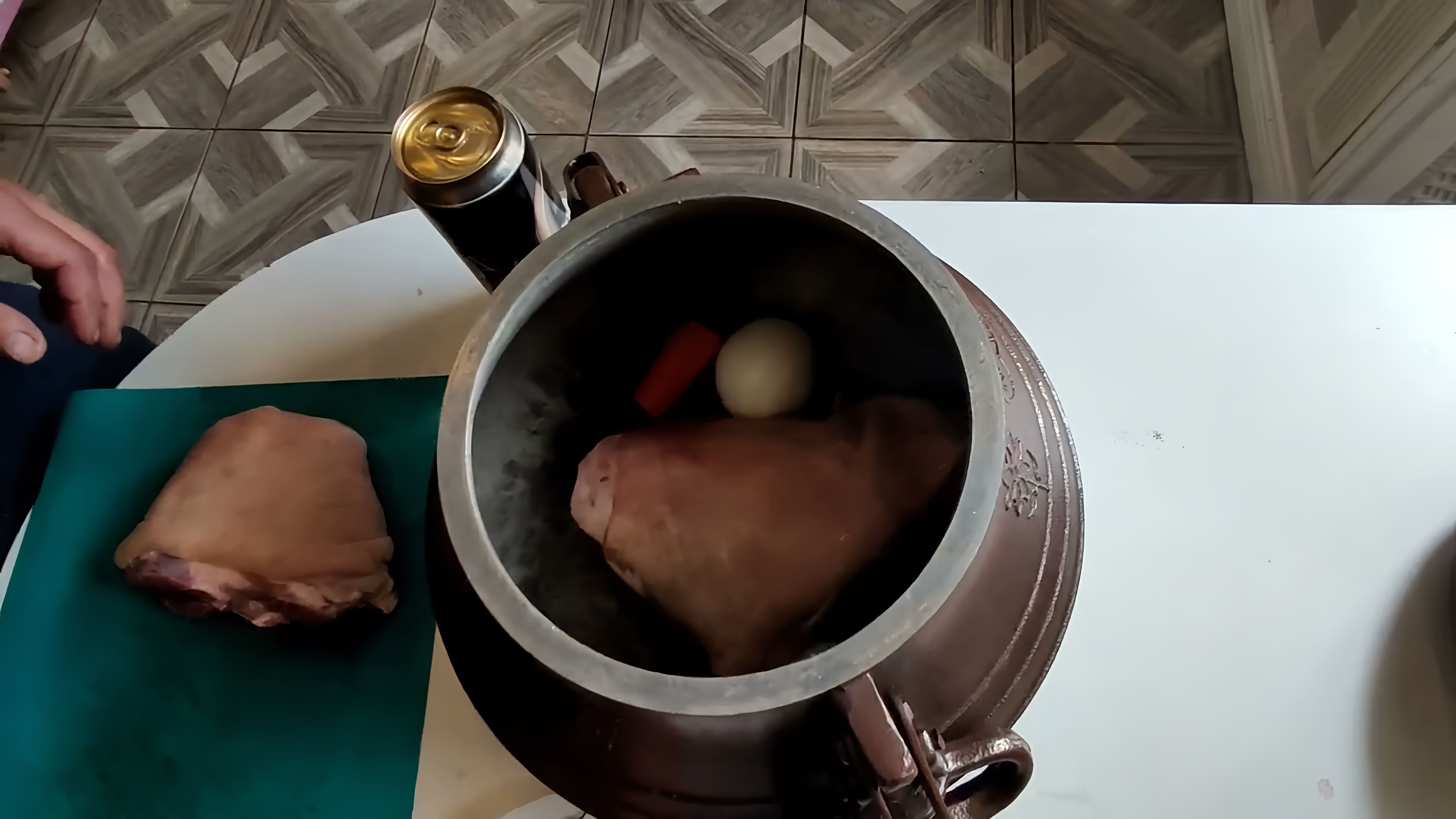 В этом видео демонстрируется процесс приготовления свиной рульки в афганском казане