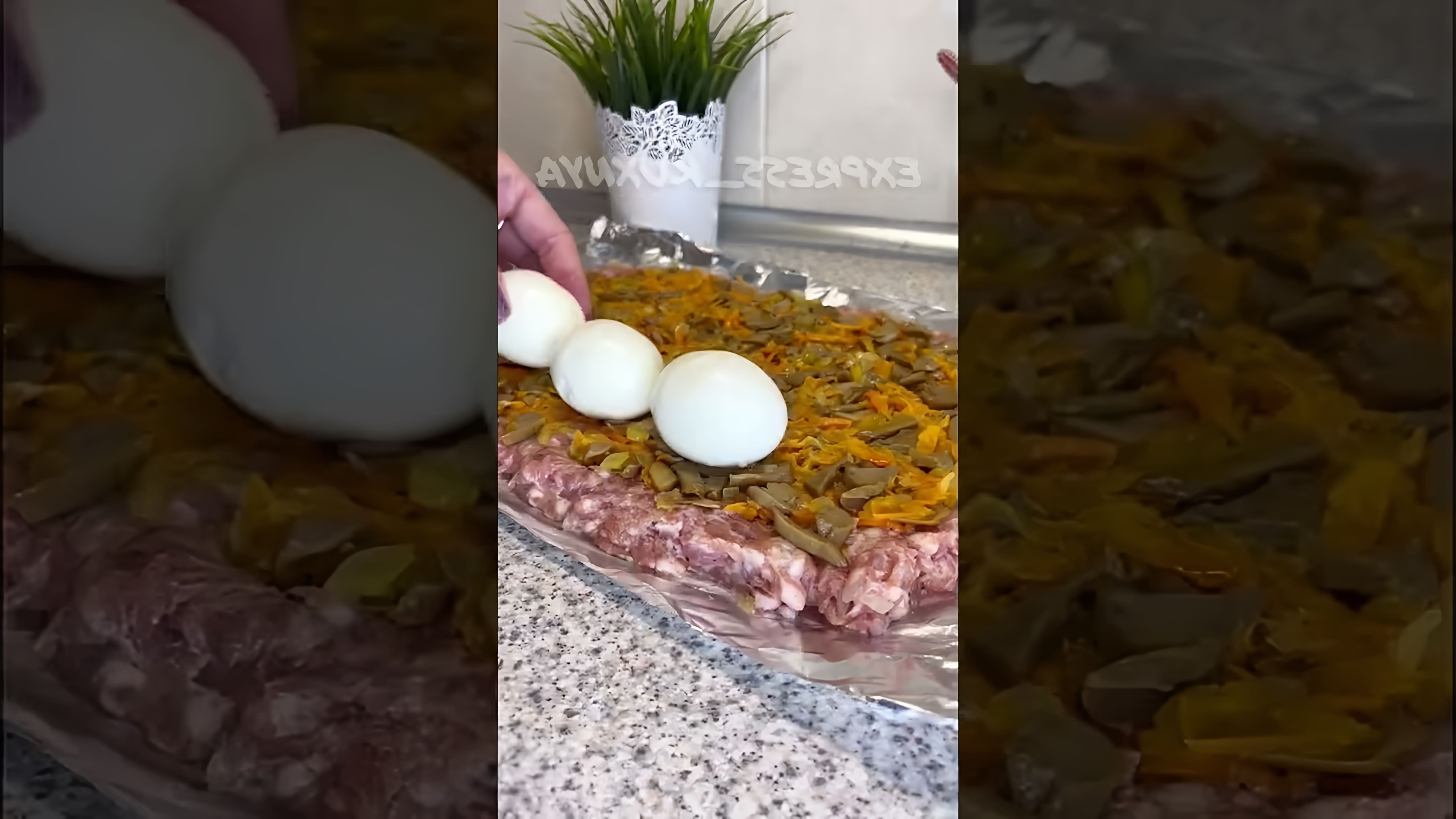 В этом видео демонстрируется рецепт мясного рулета, который можно приготовить на сковородке