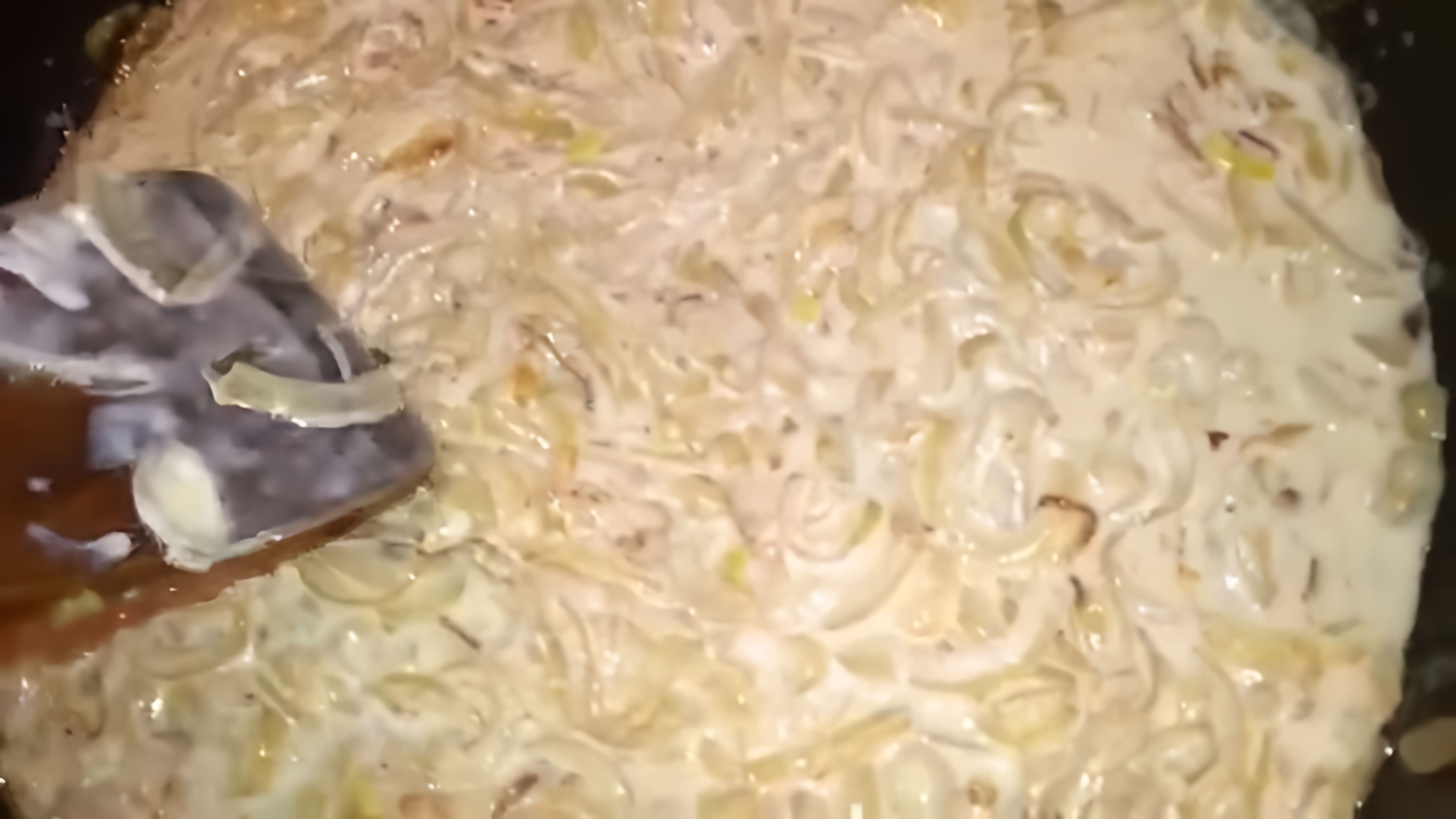 В этом видео демонстрируется процесс приготовления белой подливы с луком