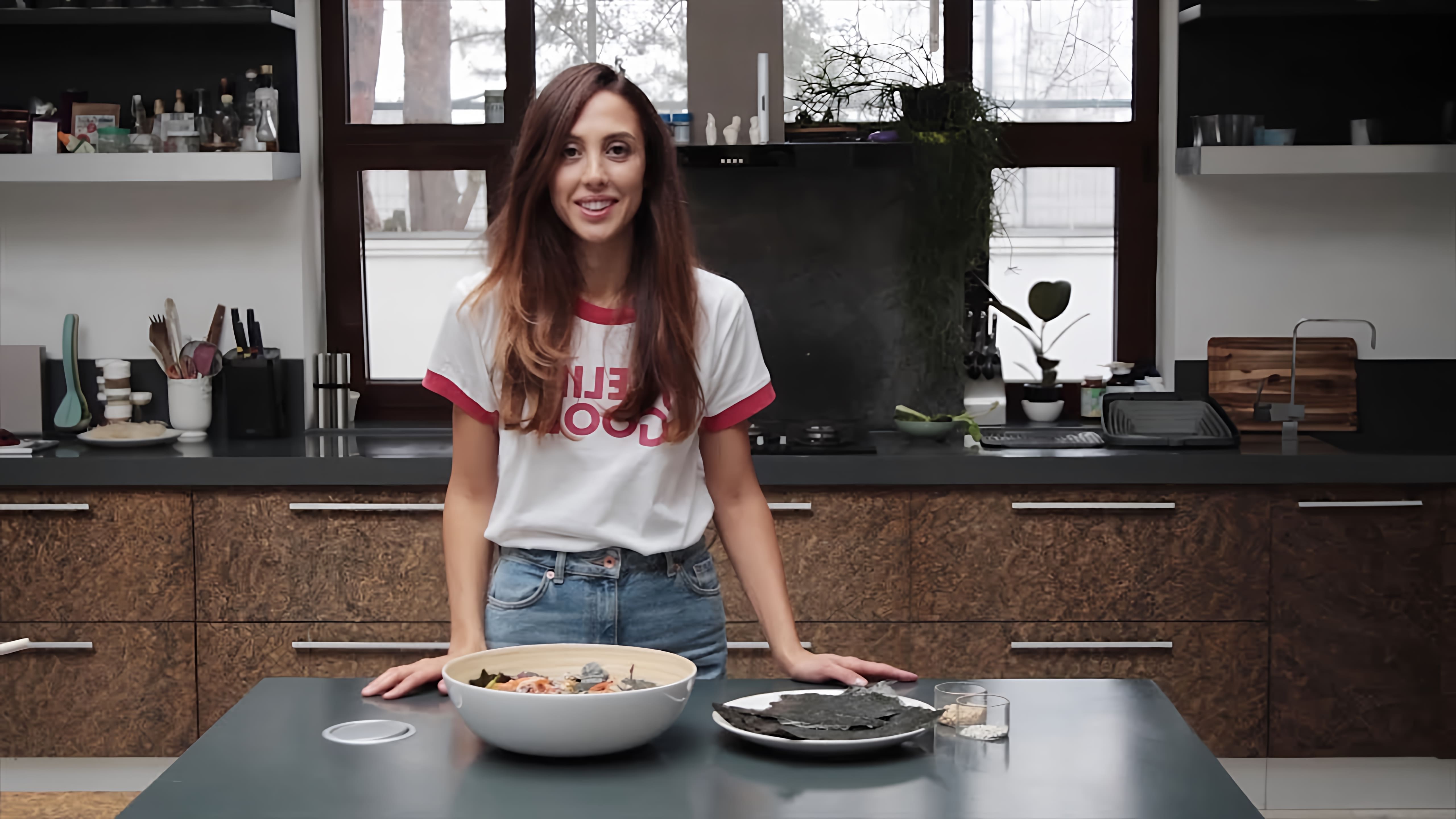 В этом видео-ролике Яна Стрельцова делится рецептом салата с рисовой лапшой, который она готовит для #MilkTalks