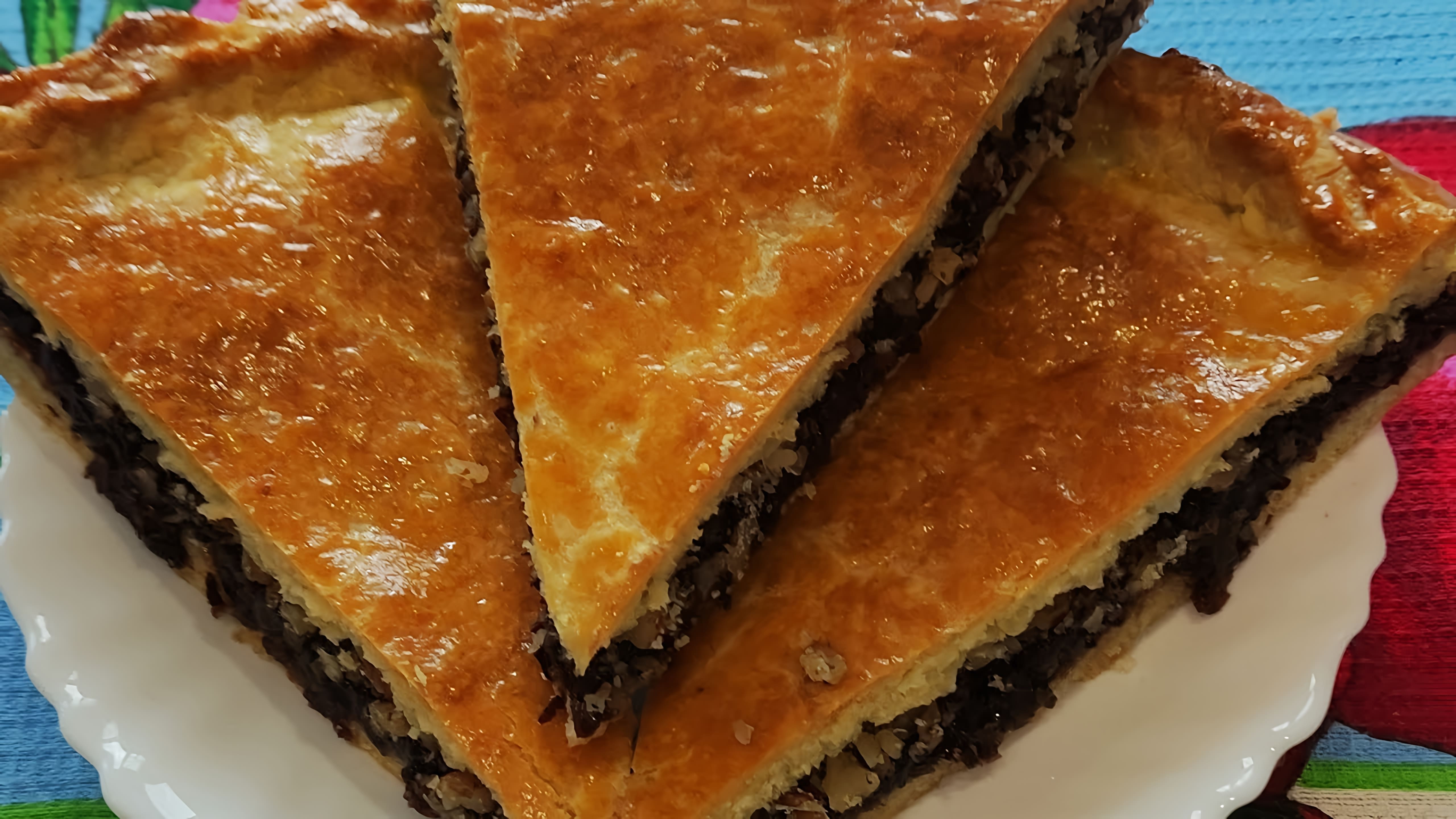 В этом видео демонстрируется процесс приготовления татарского пирога с черносливом и орехами