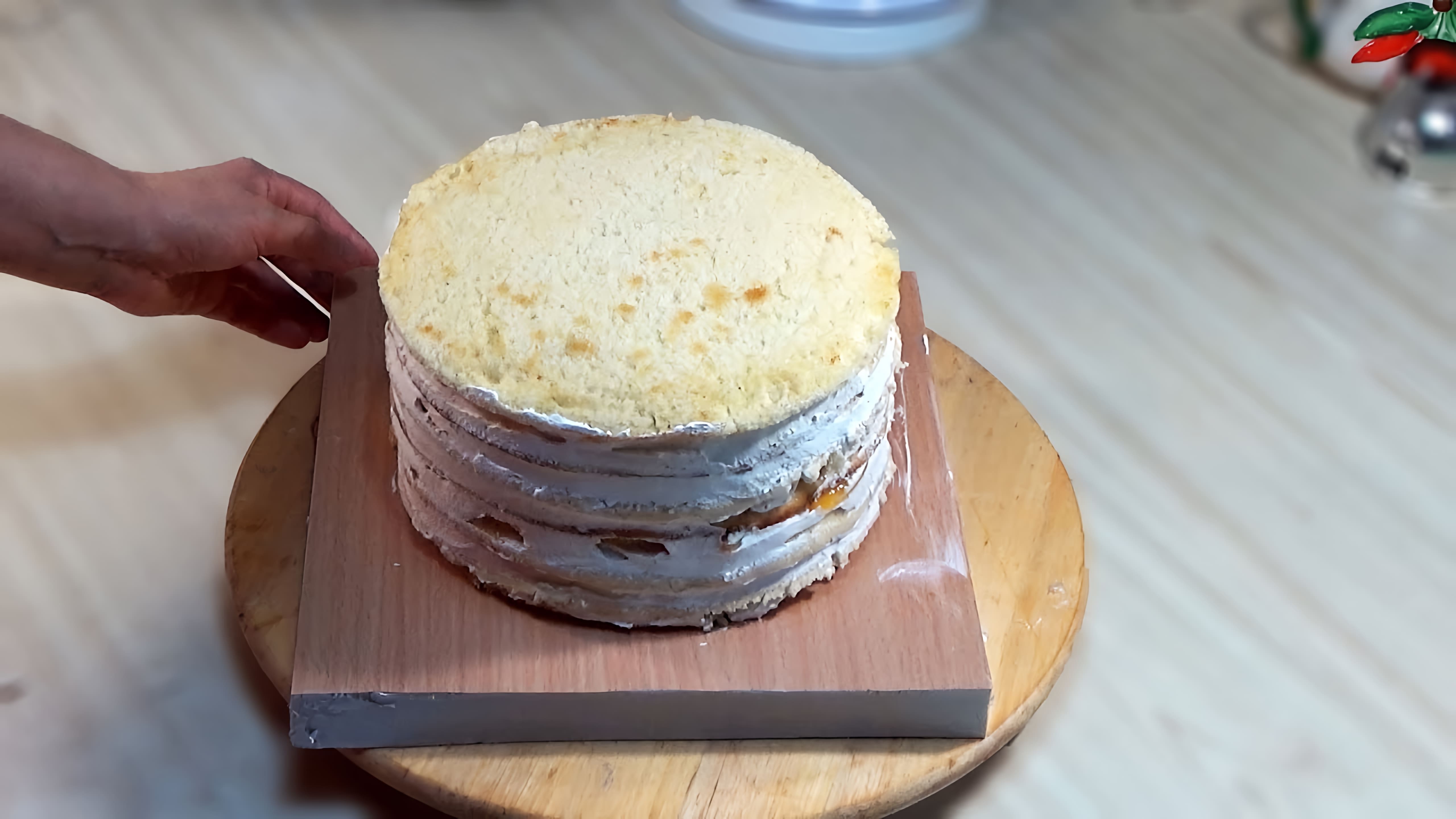В этом видео демонстрируется процесс приготовления торта "Молочная девочка" с йогуртовым кремом и фруктами