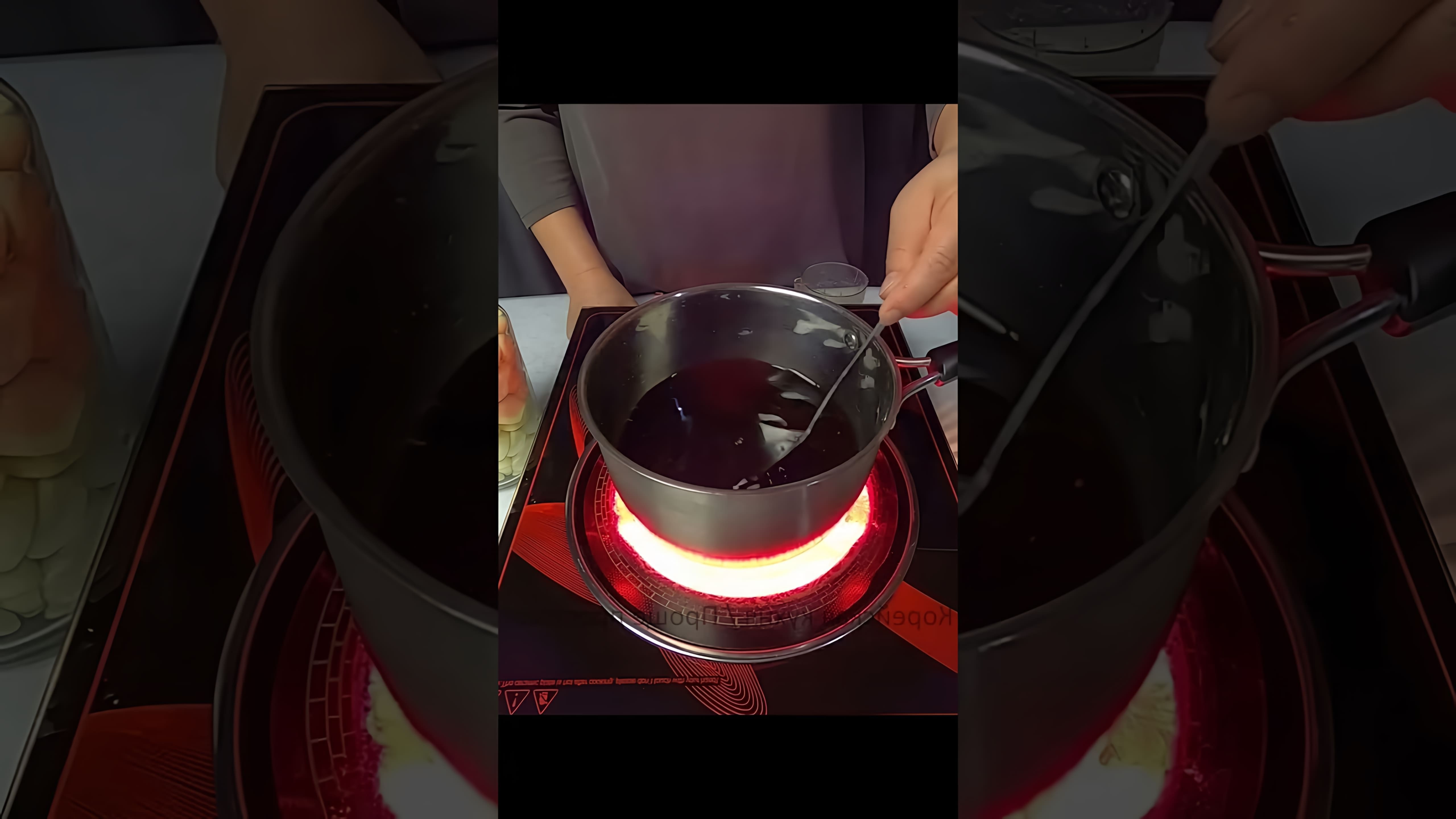 В этом видео демонстрируется простой рецепт маринованного чеснока по-корейски