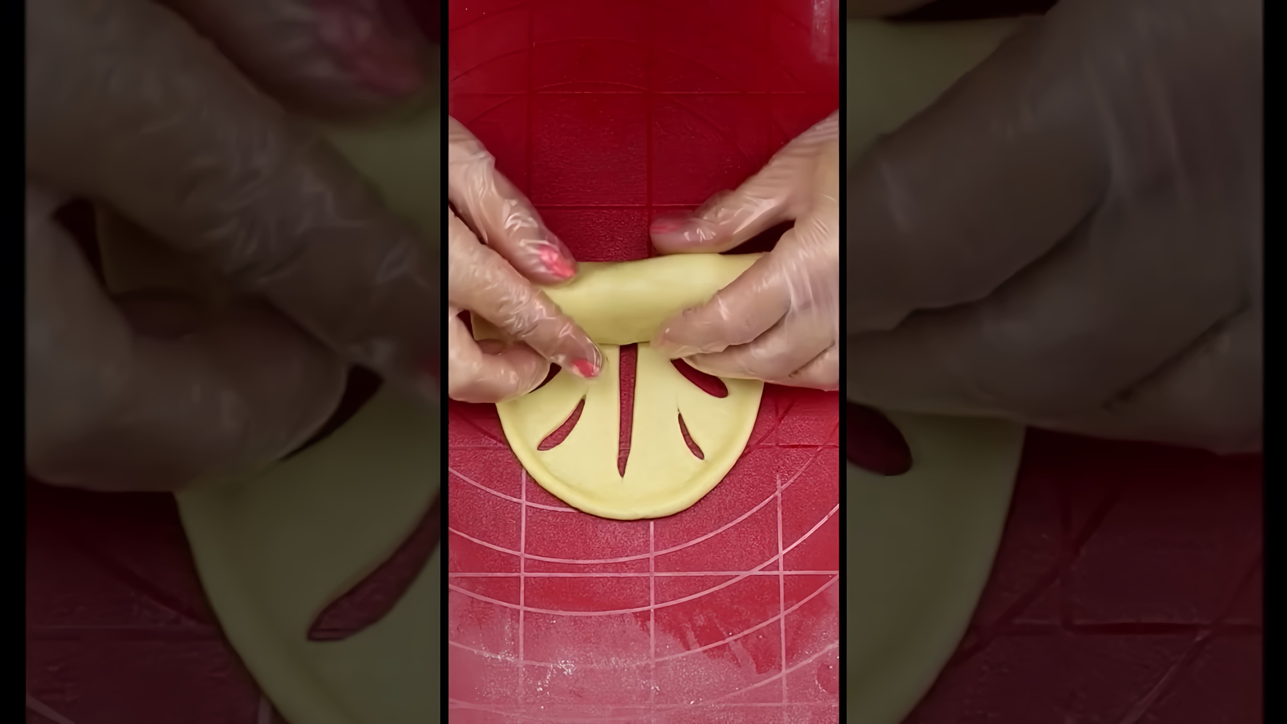 В этом видео-ролике вы увидите процесс приготовления ароматных и вкусных булочек с яблоками