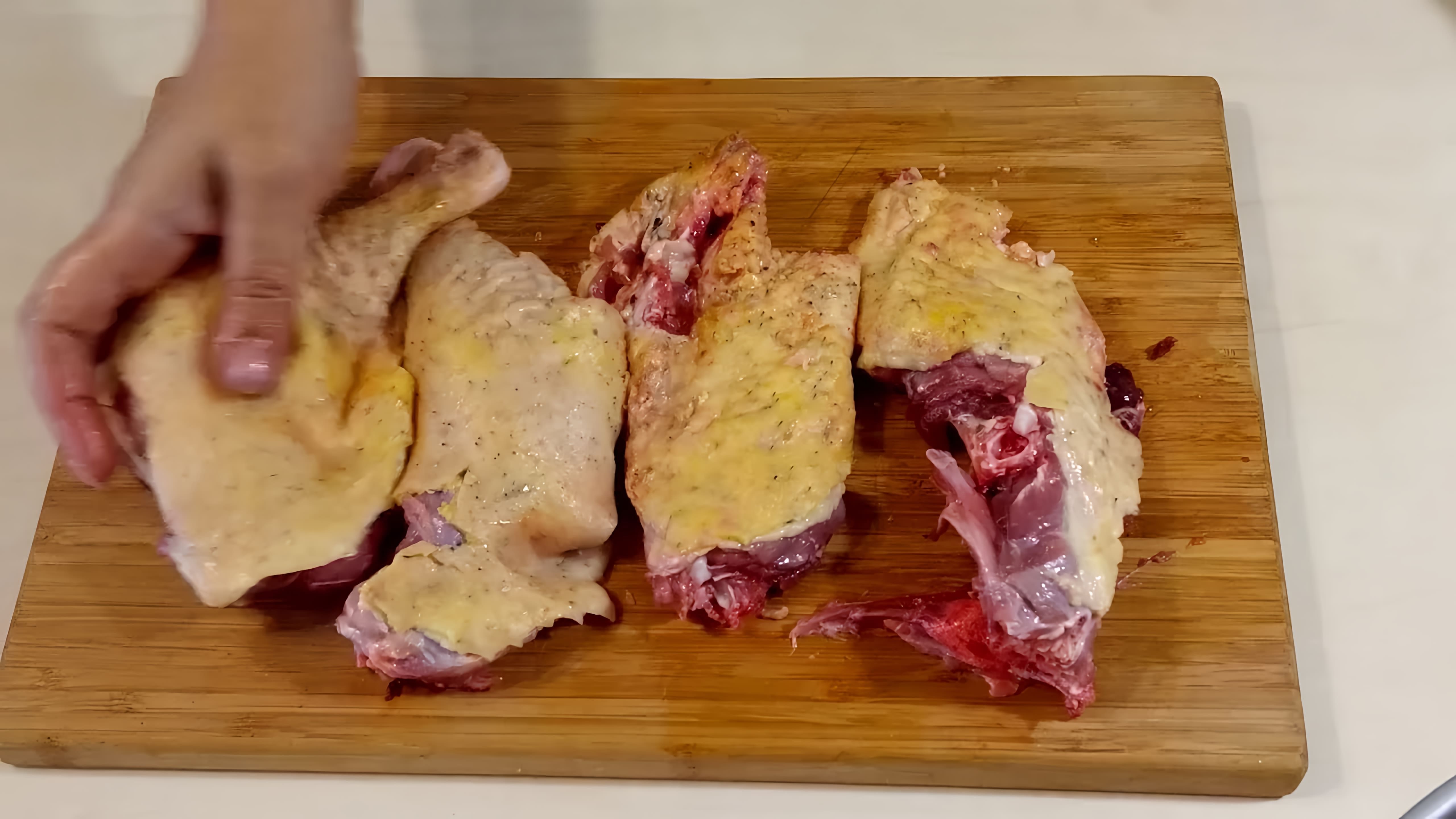 Видео описывает, как приготовить запеченное утиное мясо с картофелем