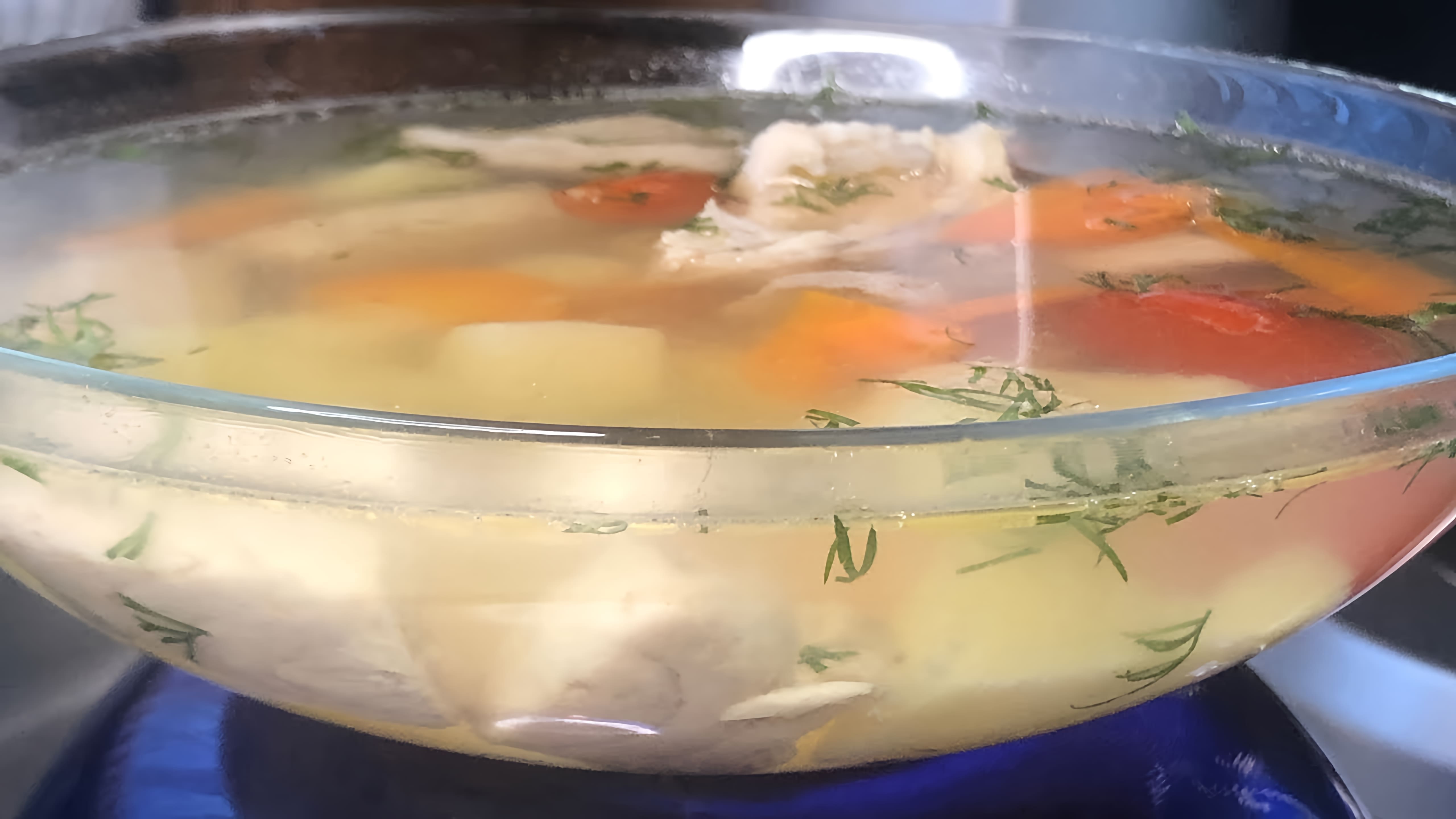 В этом видео демонстрируется процесс приготовления супа из сома