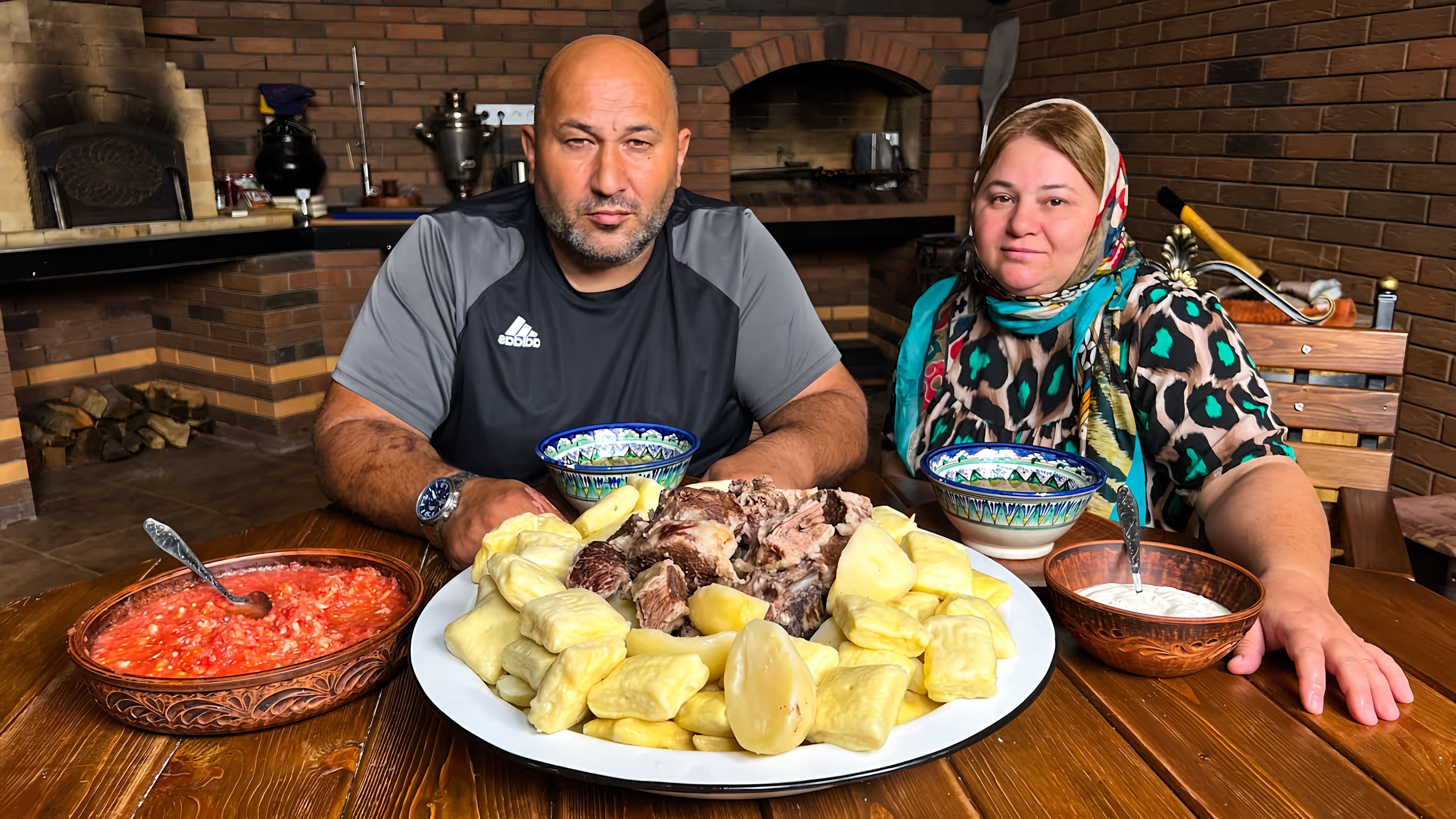 "100% рецепт хинкали: национальное блюдо" - это видео-ролик, который демонстрирует процесс приготовления хинкали, традиционного блюда грузинской кухни