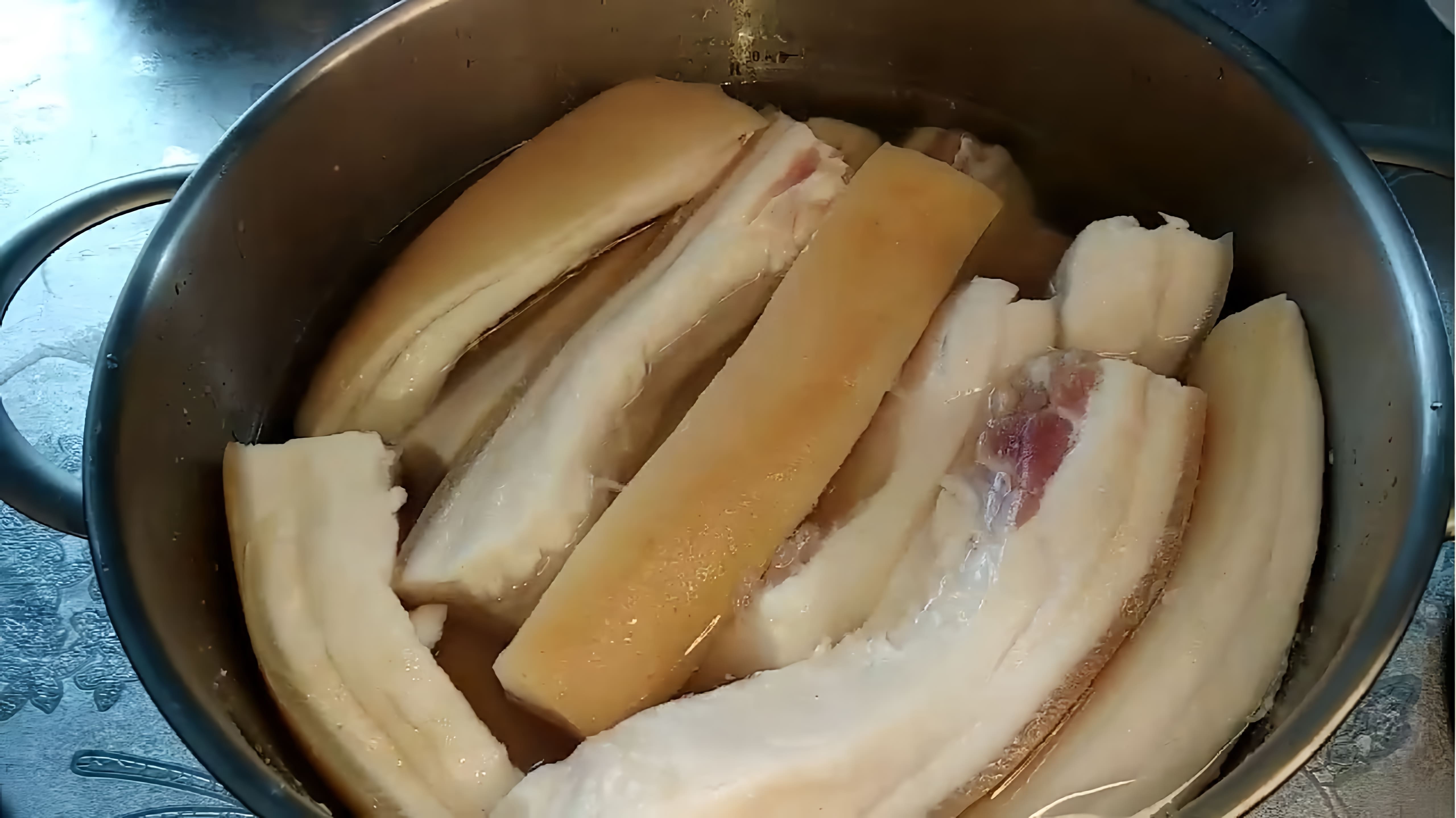 В этом видео демонстрируется рецепт приготовления соленого сала