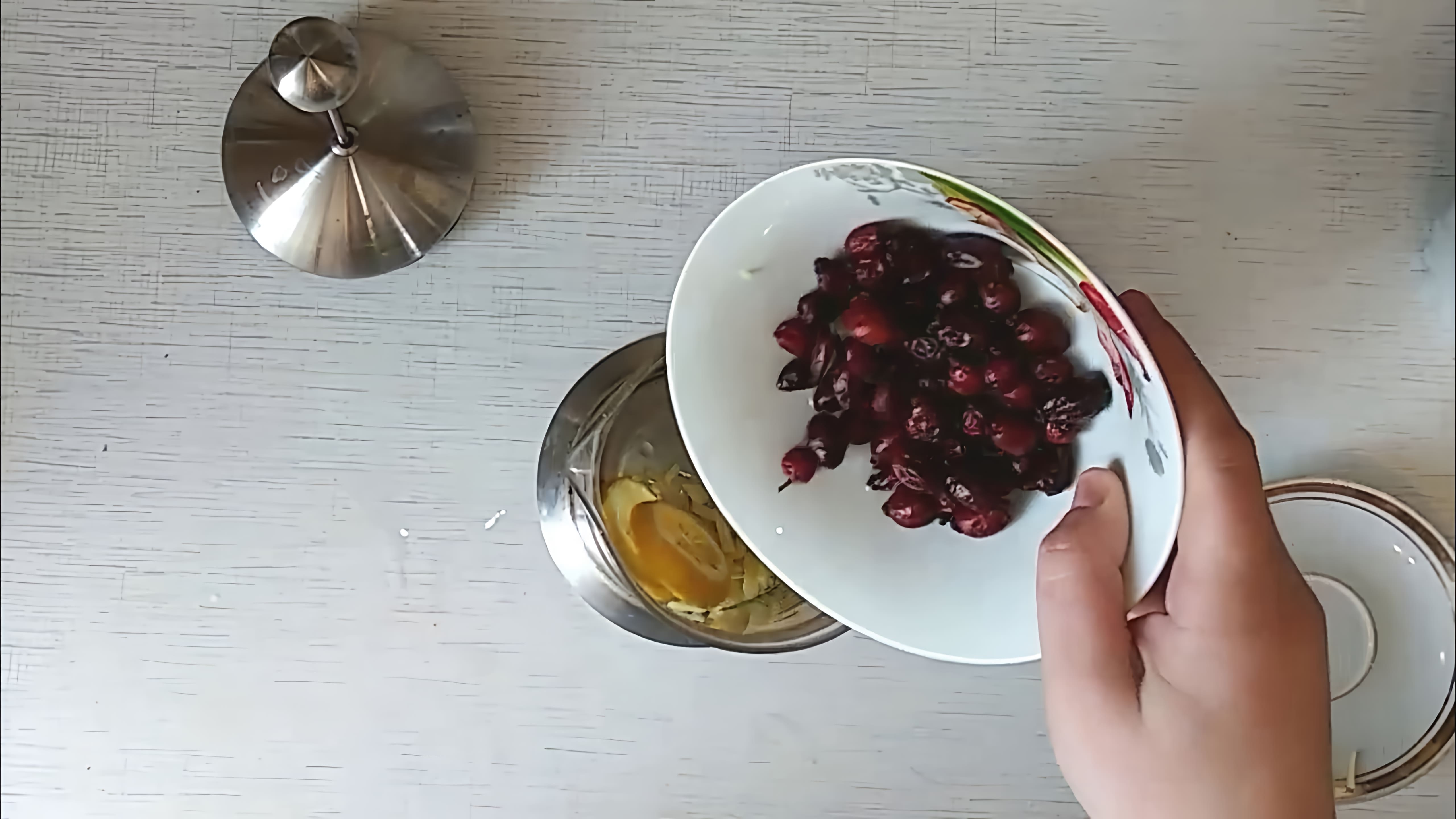 В этом видео Анна готовит витаминный напиток, который содержит шиповник, лимон и имбирь