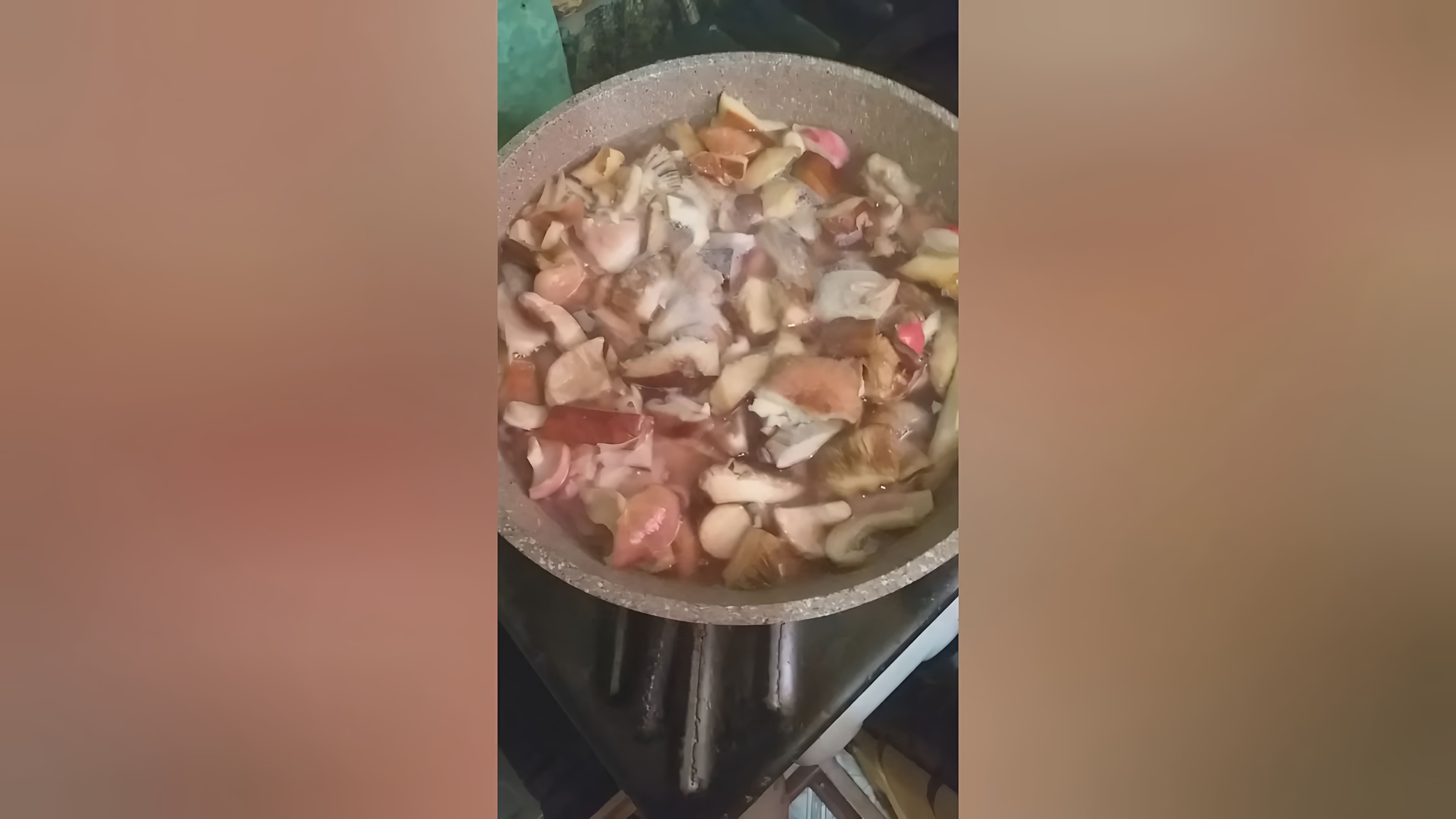 В этом видео демонстрируется простой и вкусный рецепт заготовки грибов на зиму