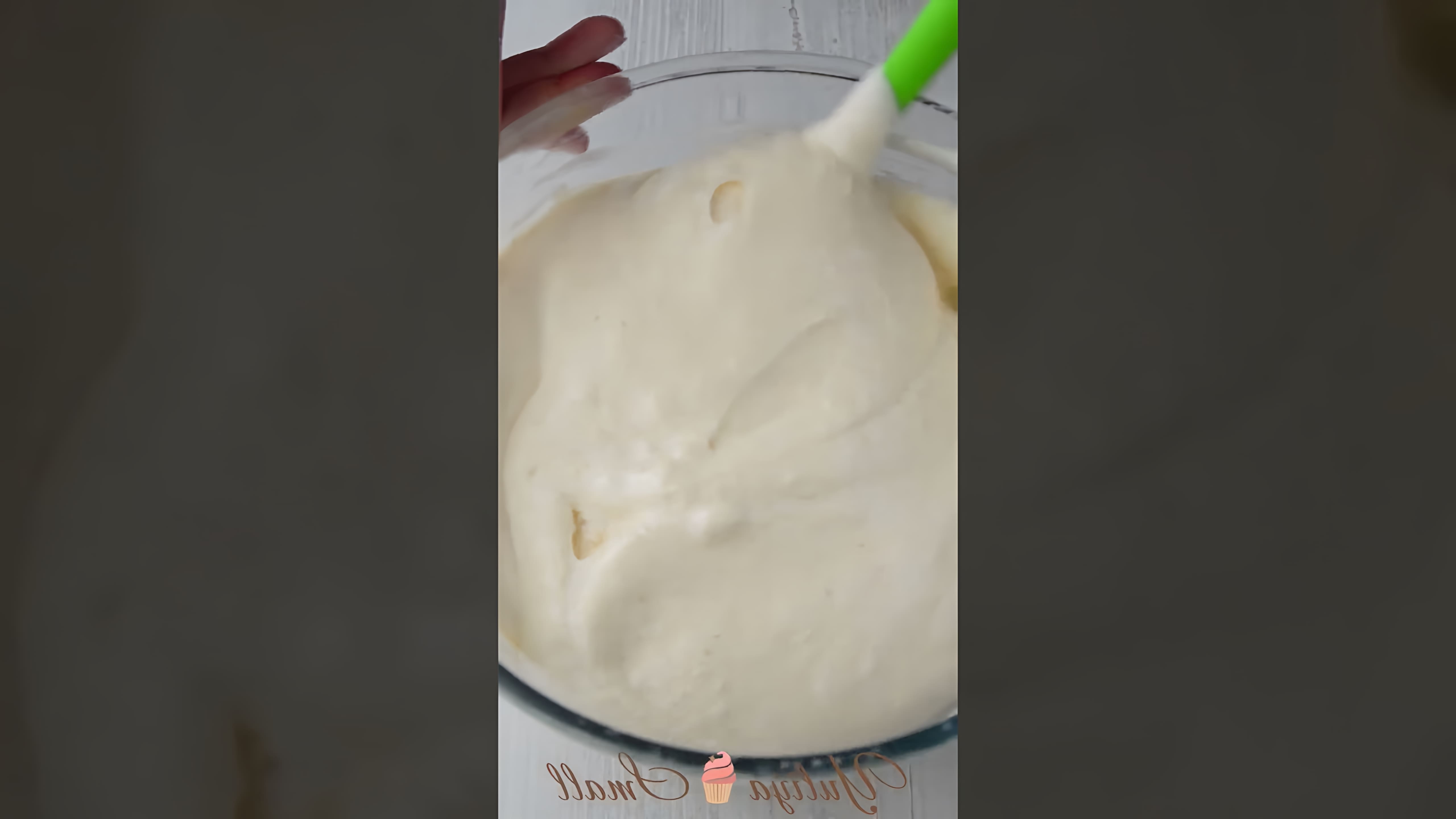 В этом видео демонстрируется рецепт приготовления десерта тирамису в виде рулета
