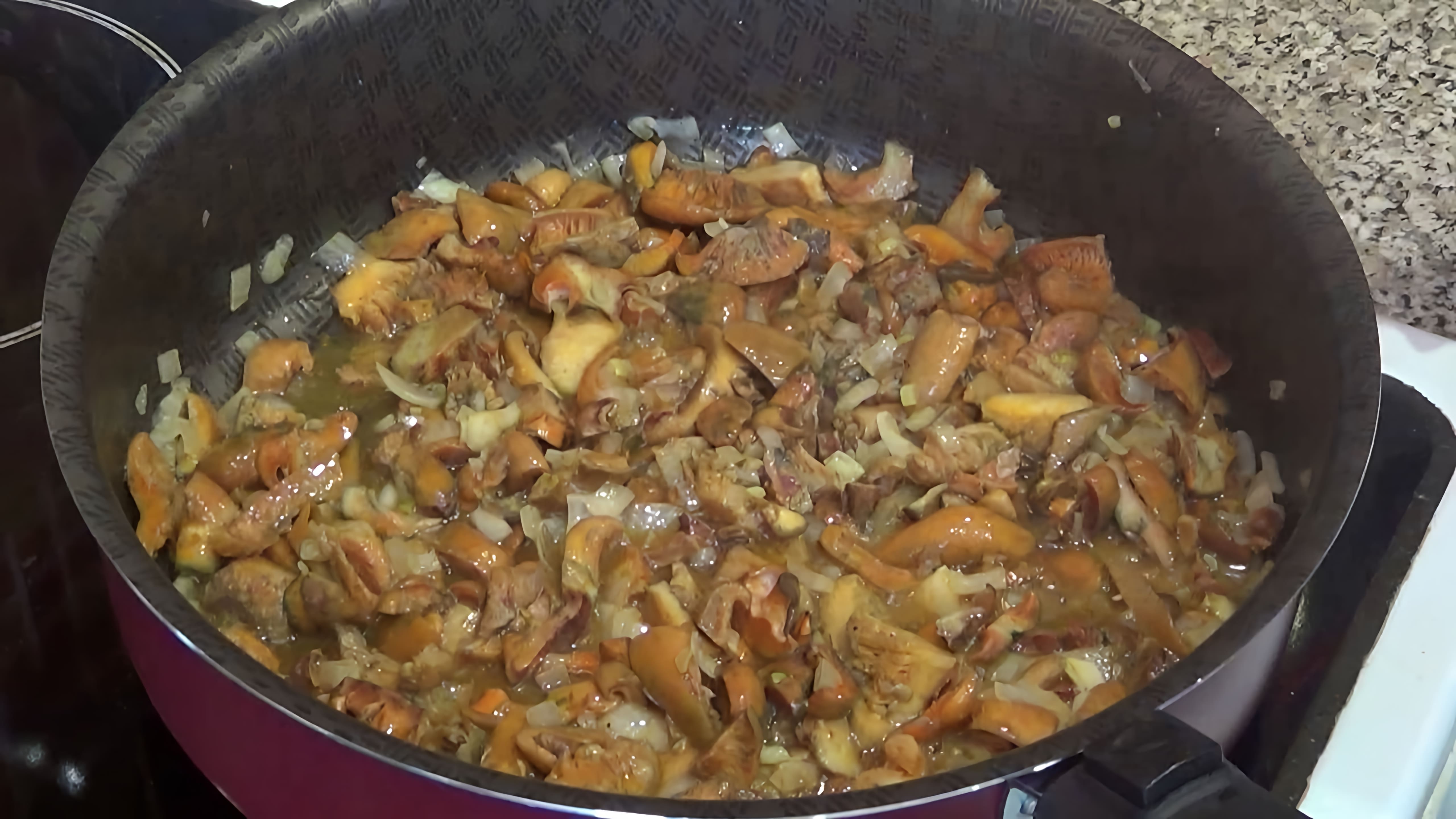 В этом видео демонстрируется процесс приготовления жареных рыжиков с картошкой в сметане