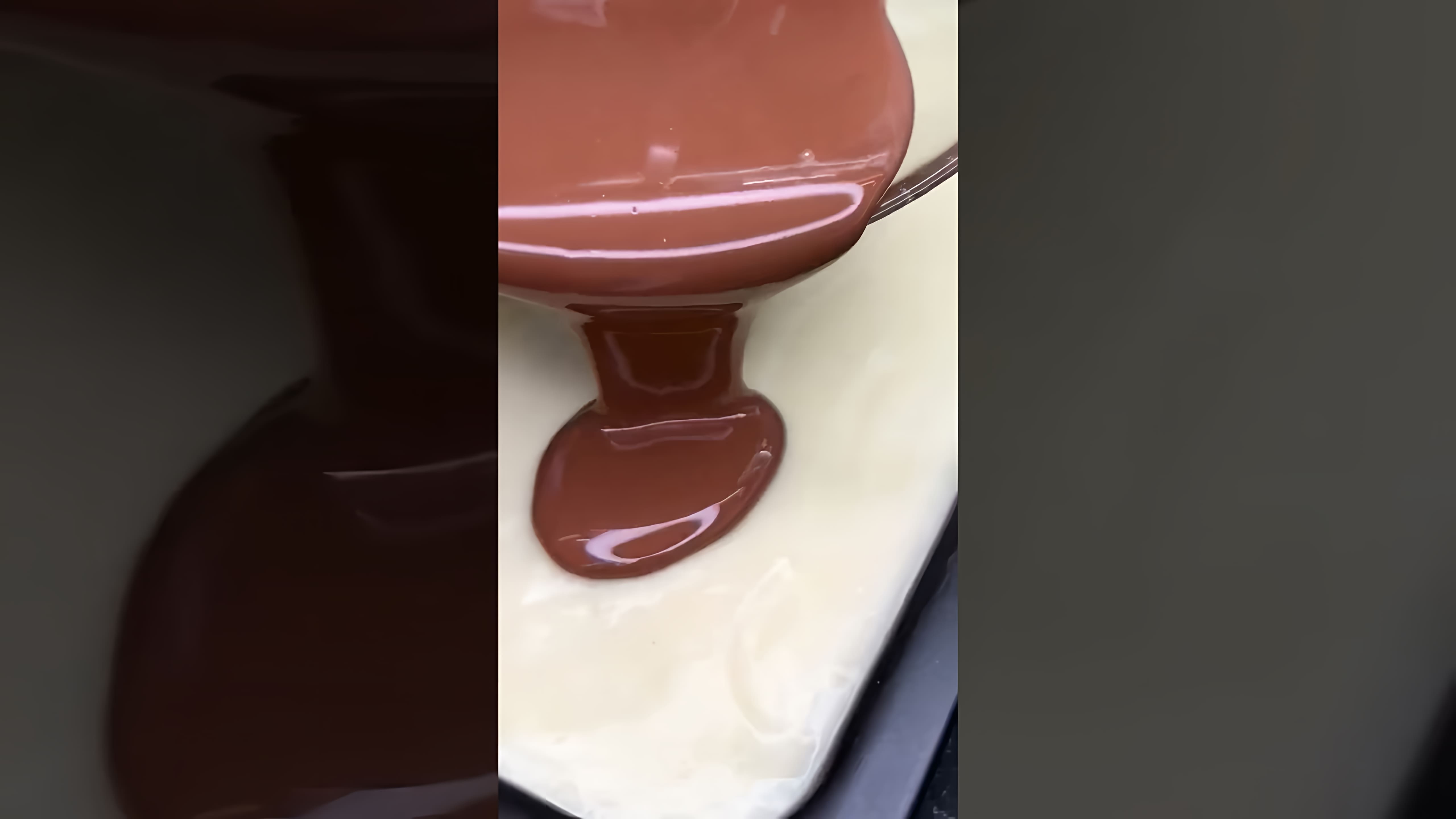 В этом видео демонстрируется рецепт приготовления вкусного тортика, который готовится всего за 15 минут