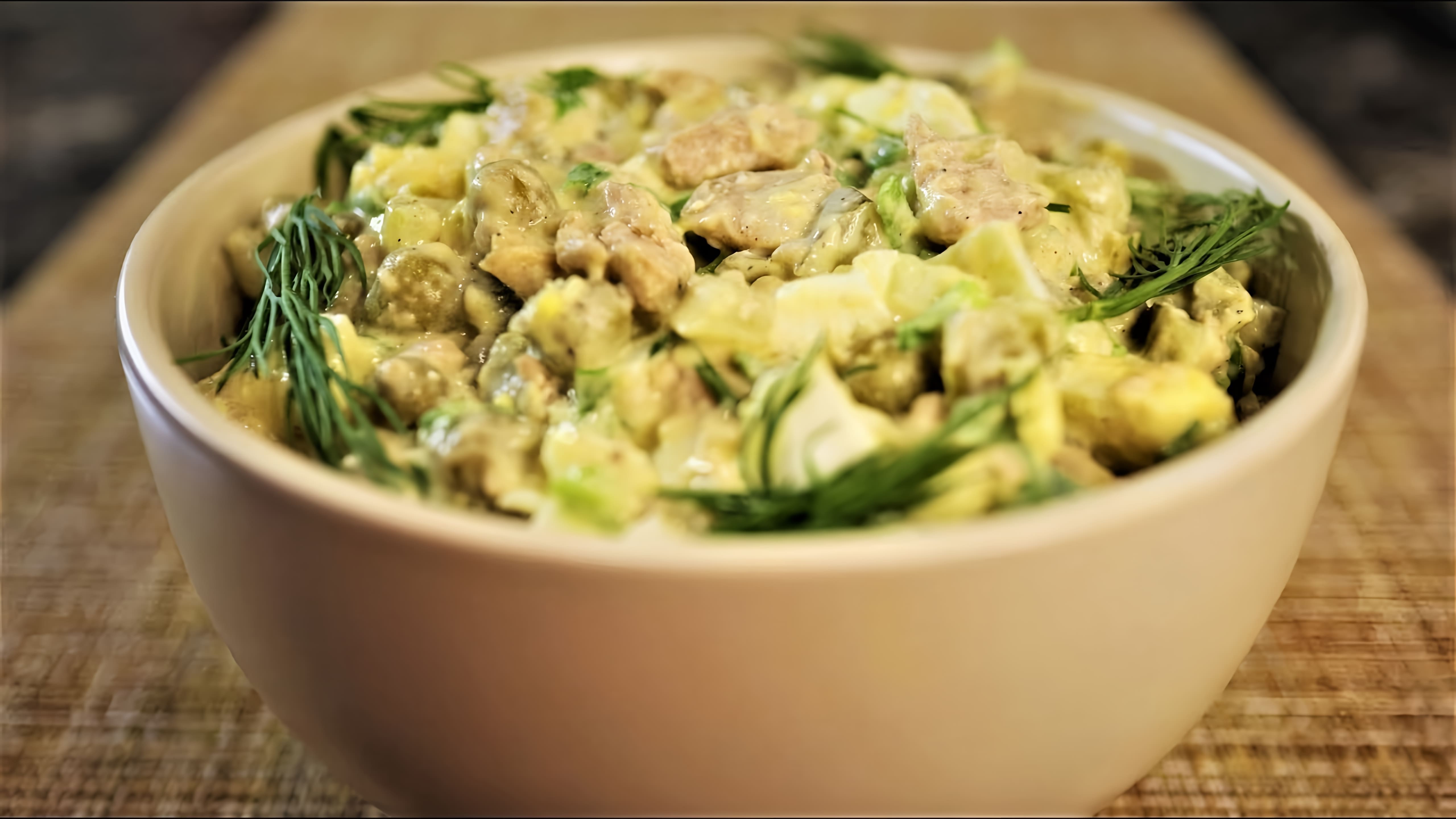 В этом видео-ролике будет показан рецепт приготовления салата из печени трески с соленым огурцом на новогодний стол
