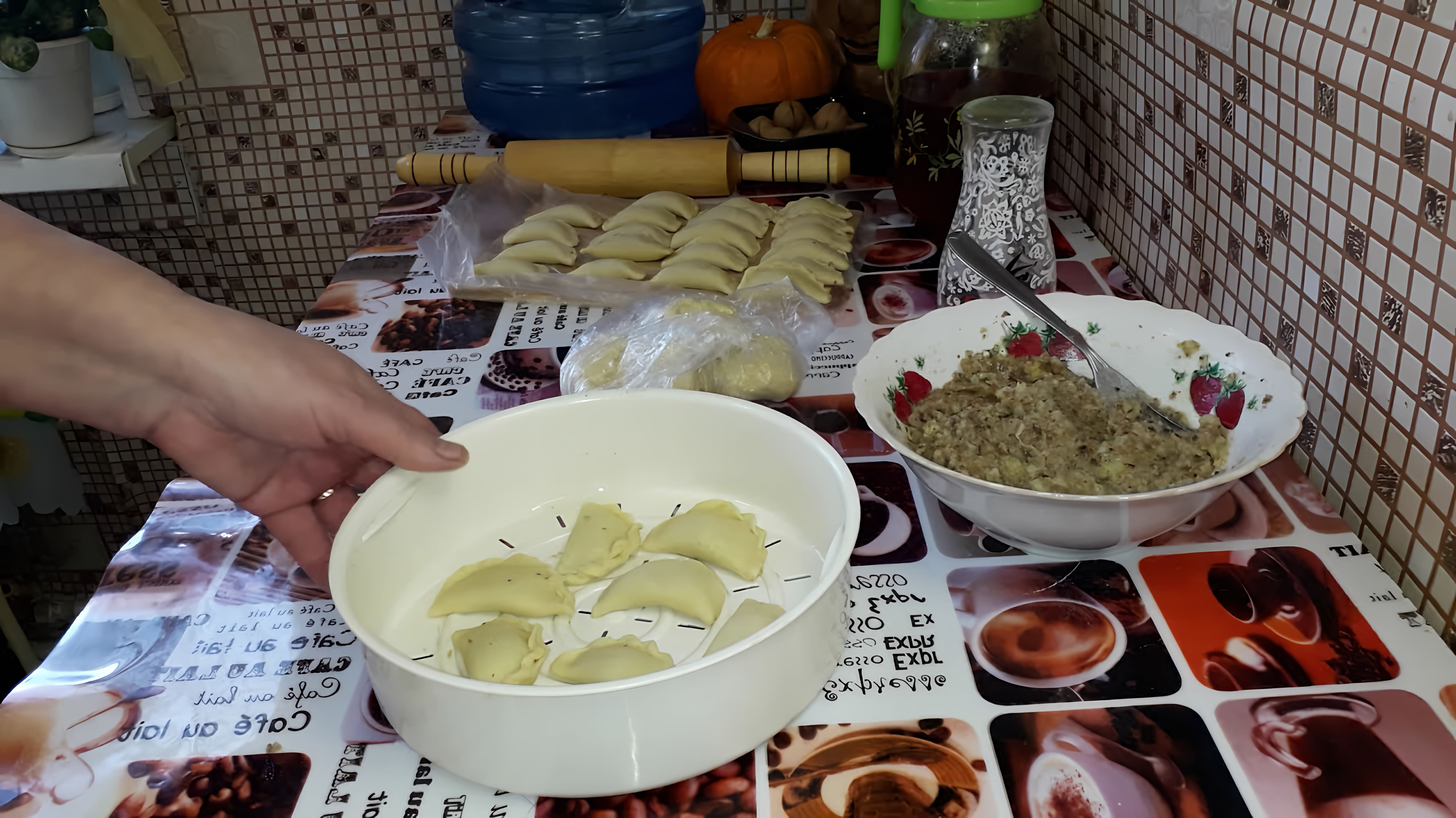 В этом видео демонстрируется процесс приготовления вареников с картошкой и рыжиками