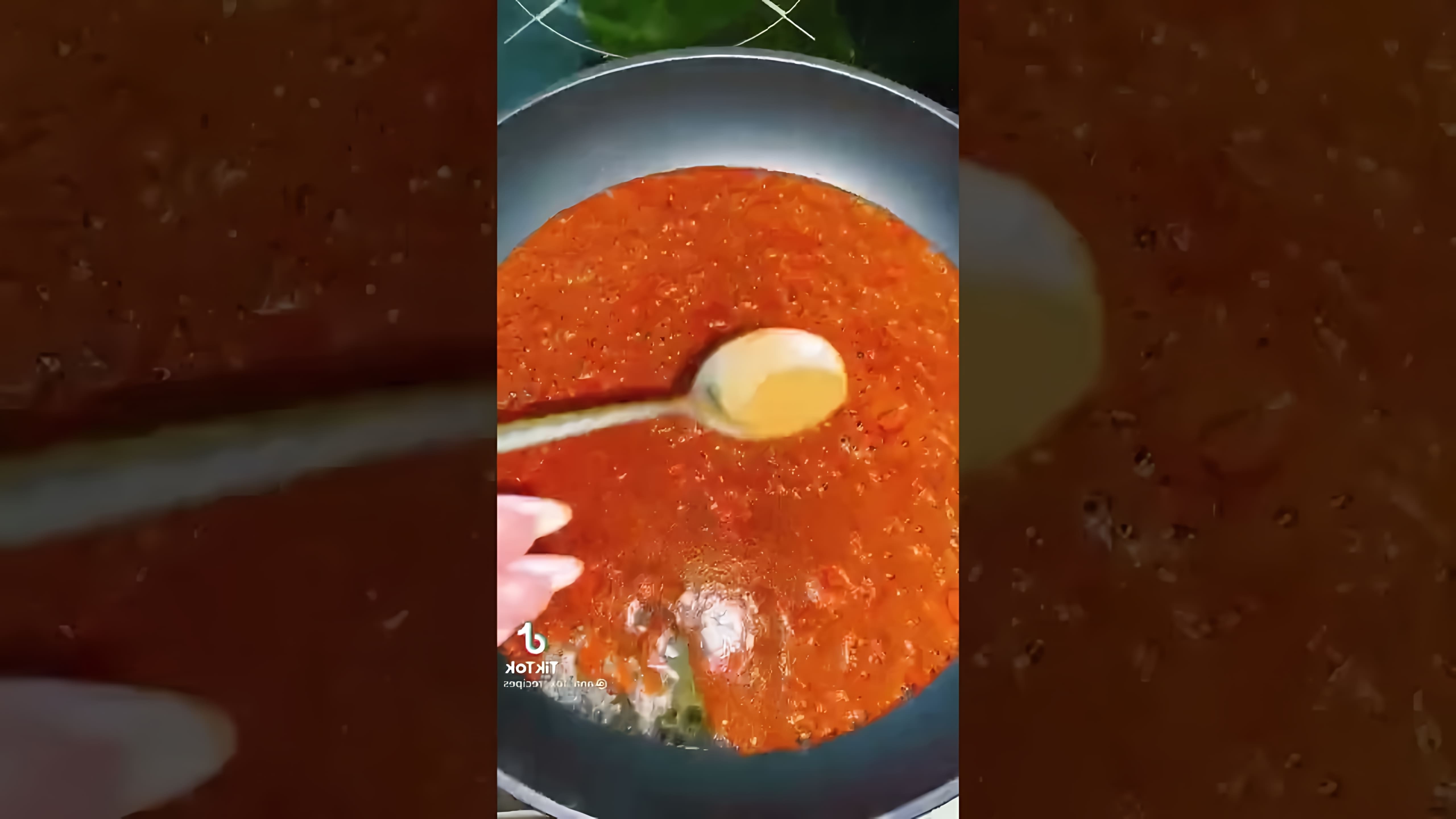 В этом видео-ролике демонстрируется процесс приготовления вкусных и ароматных куриных крылышек на сковороде