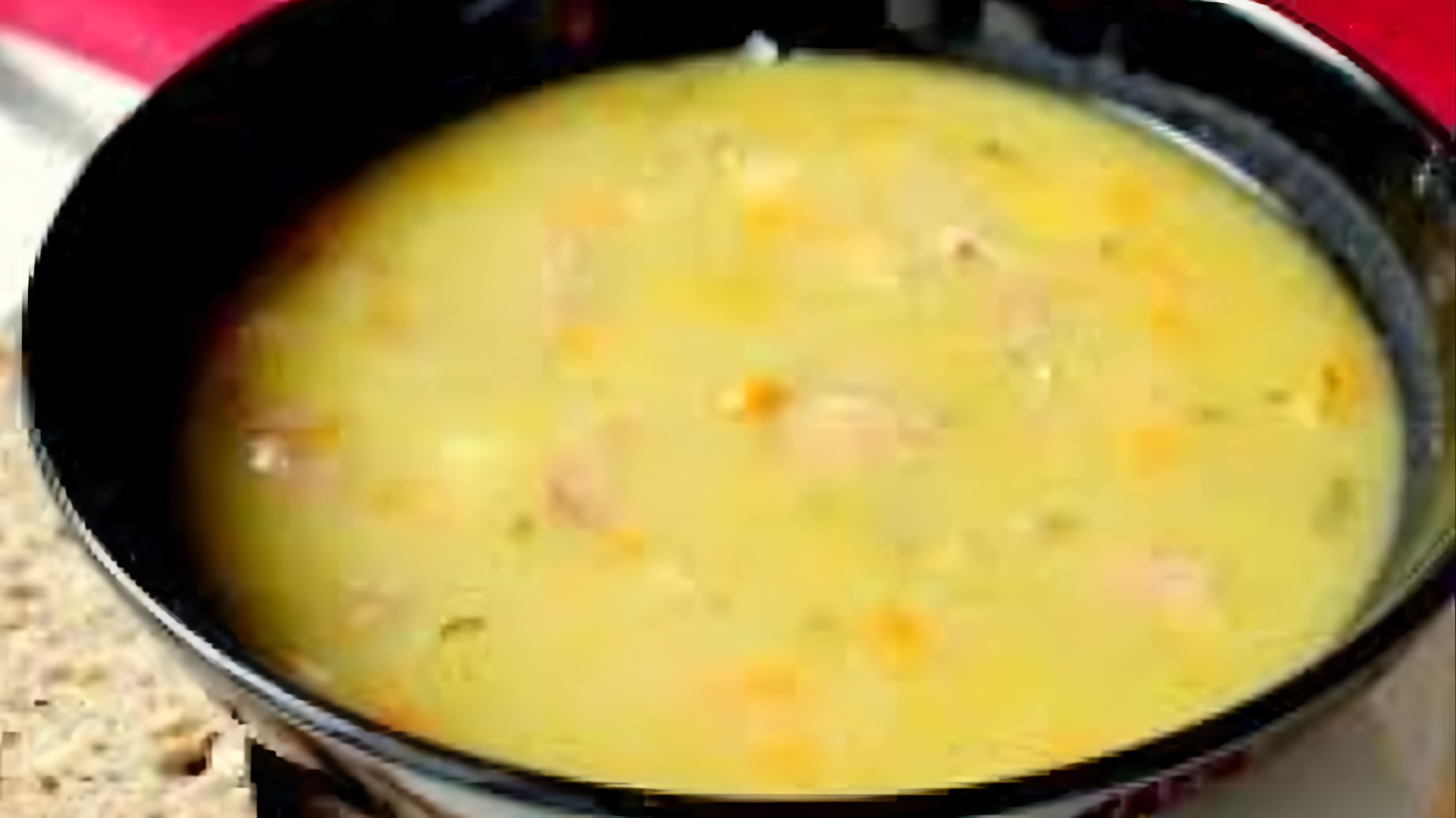В этом видео демонстрируется процесс приготовления горохового супа без мяса