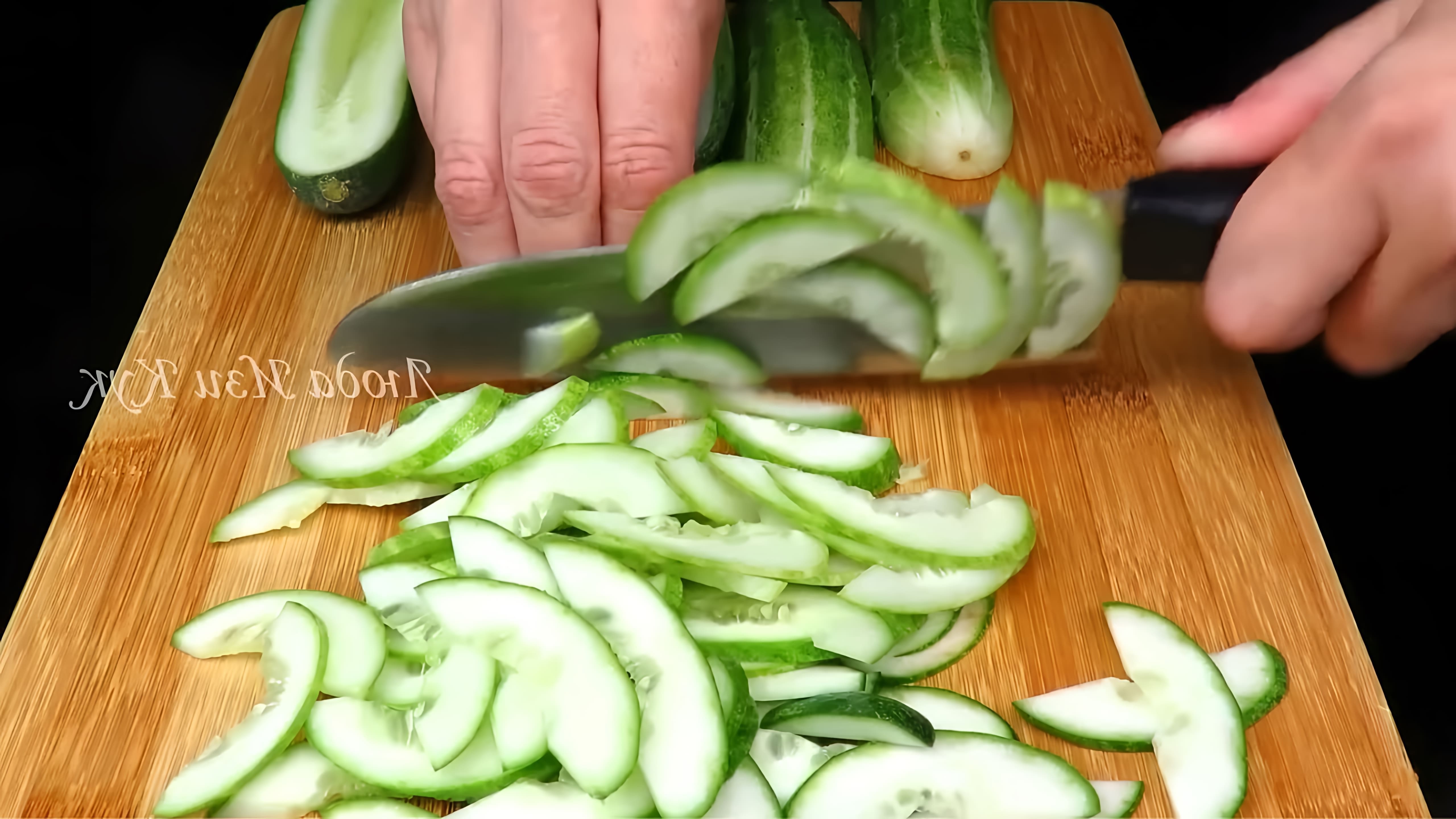 В этом видео Люда Изи Кук показывает, как приготовить простой и вкусный салат с огурцами по-корейски
