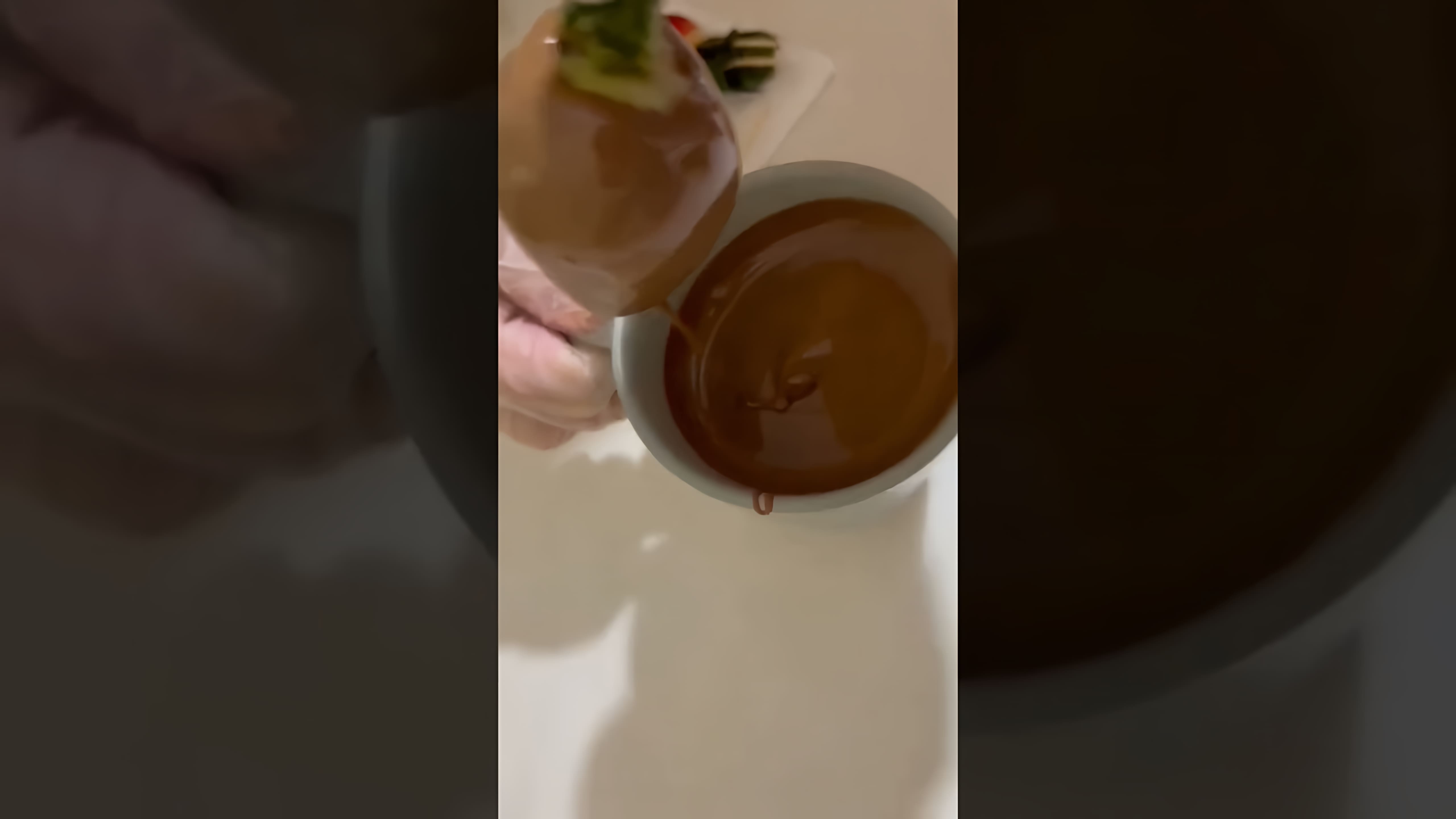 В этом видео-ролике будет показан рецепт приготовления клубники в шоколаде