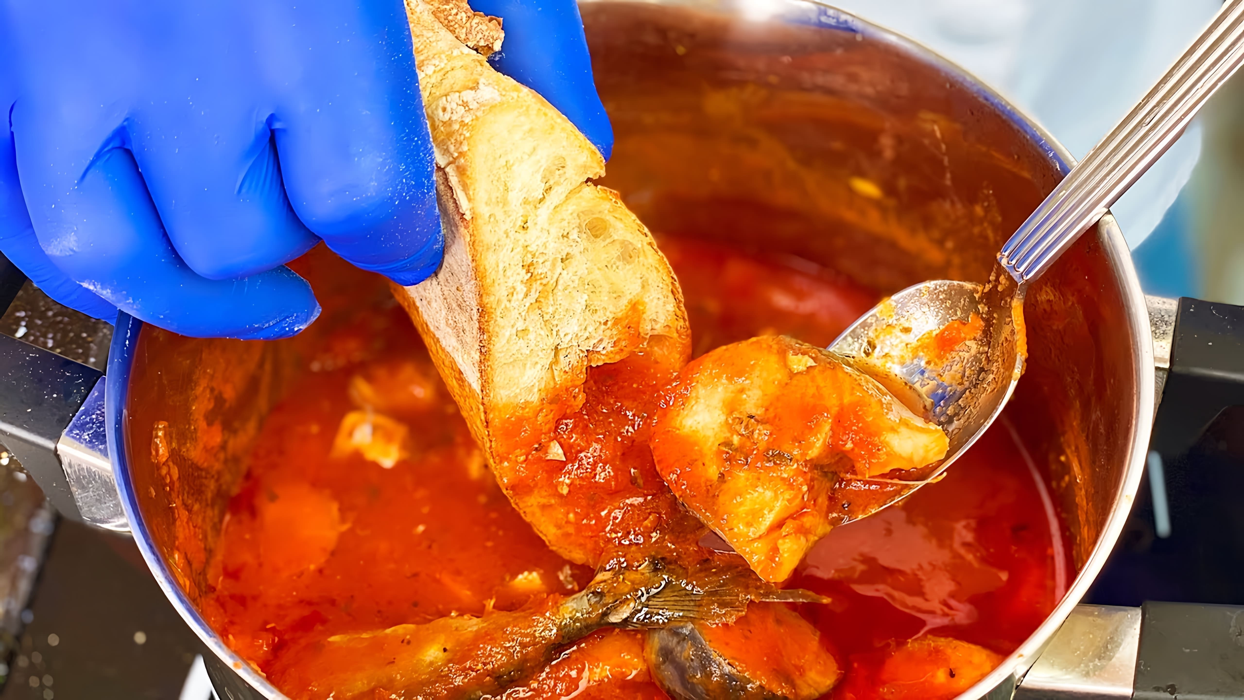 В этом видео демонстрируется рецепт приготовления божественной скумбрии в томатном соусе