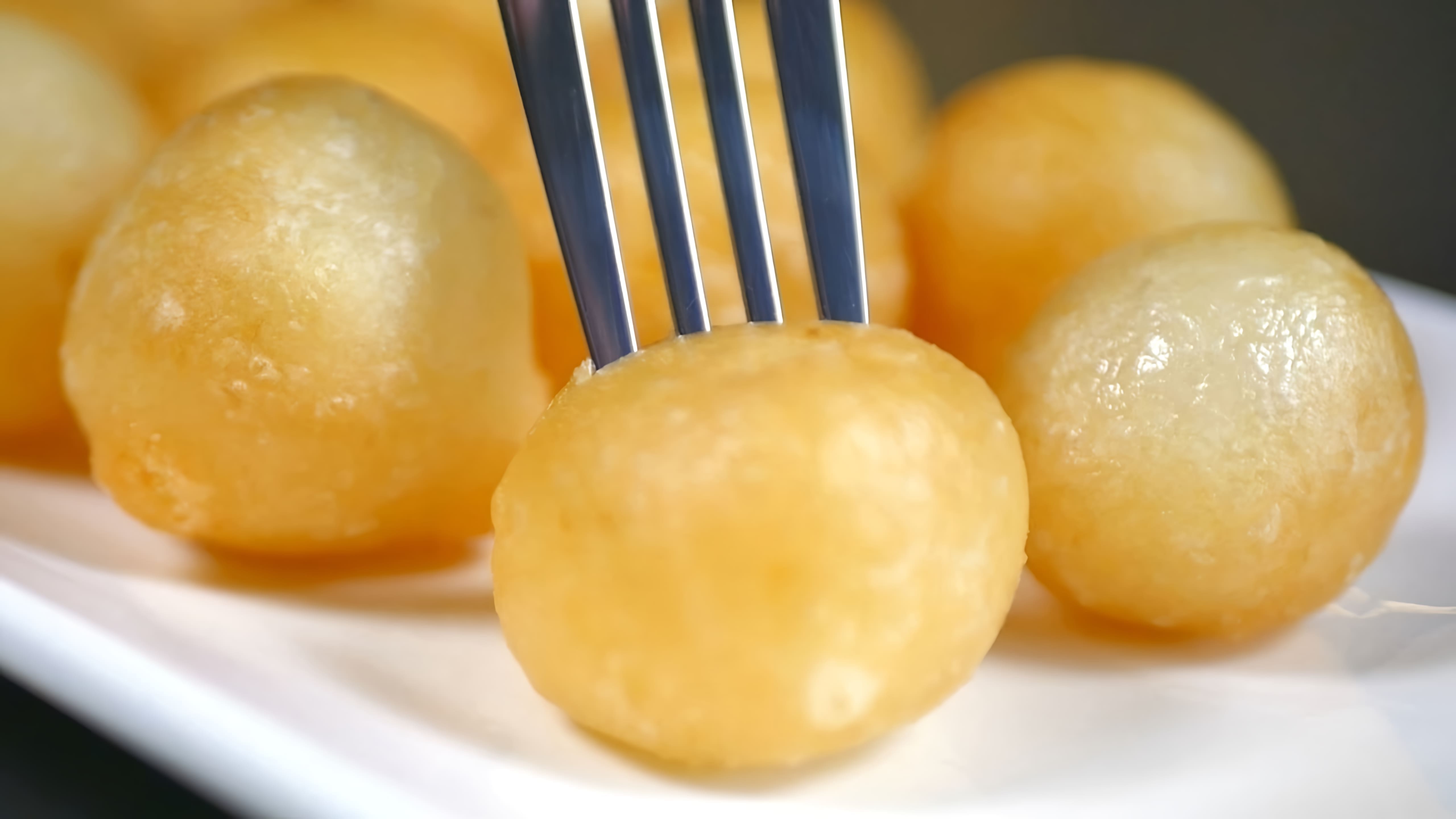 В этом видео демонстрируется процесс приготовления картофельных шариков с сыром