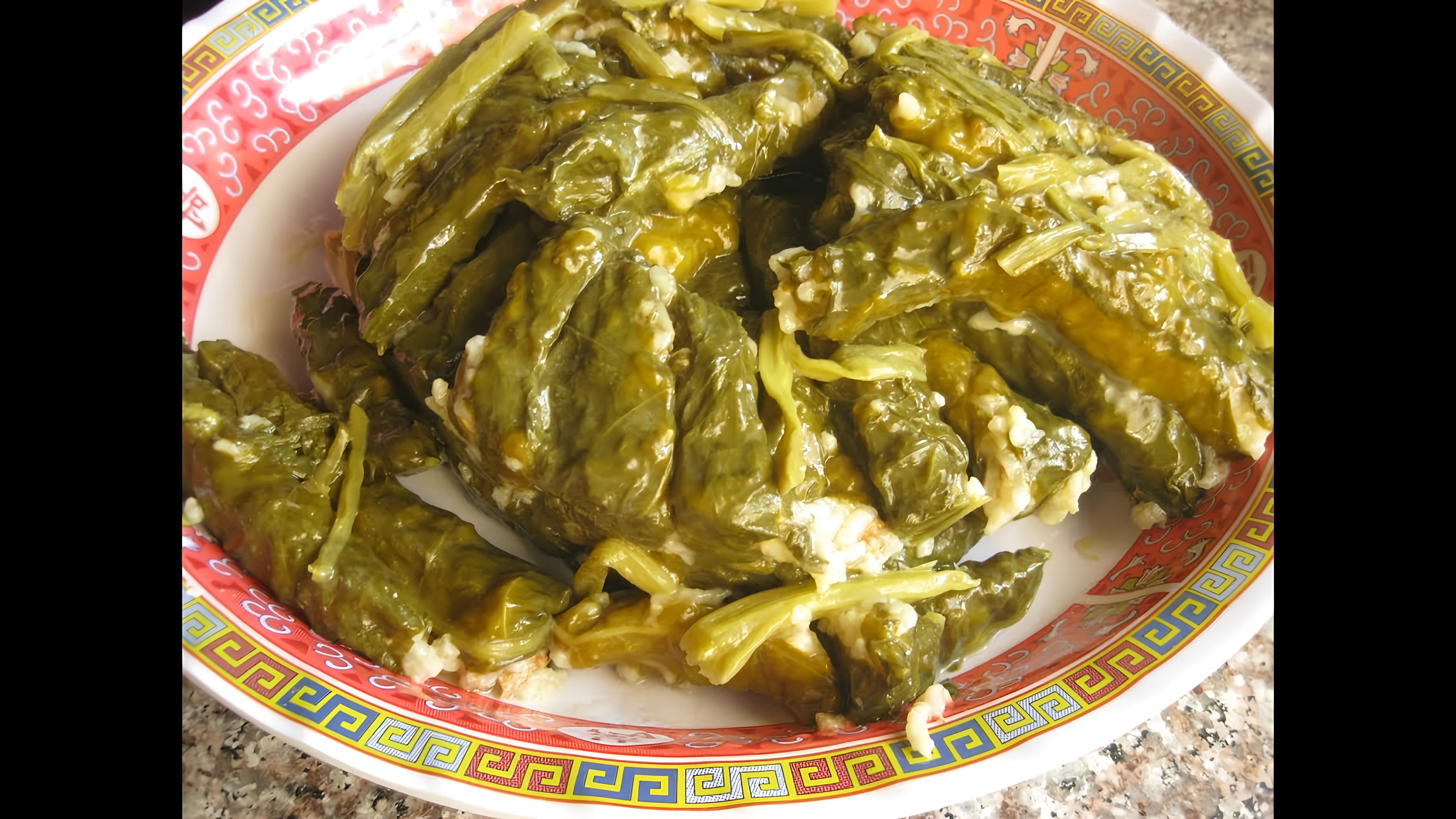 В данном видео демонстрируется процесс приготовления блюда арабской кухни - фаршированных листьев мангольда, или silik