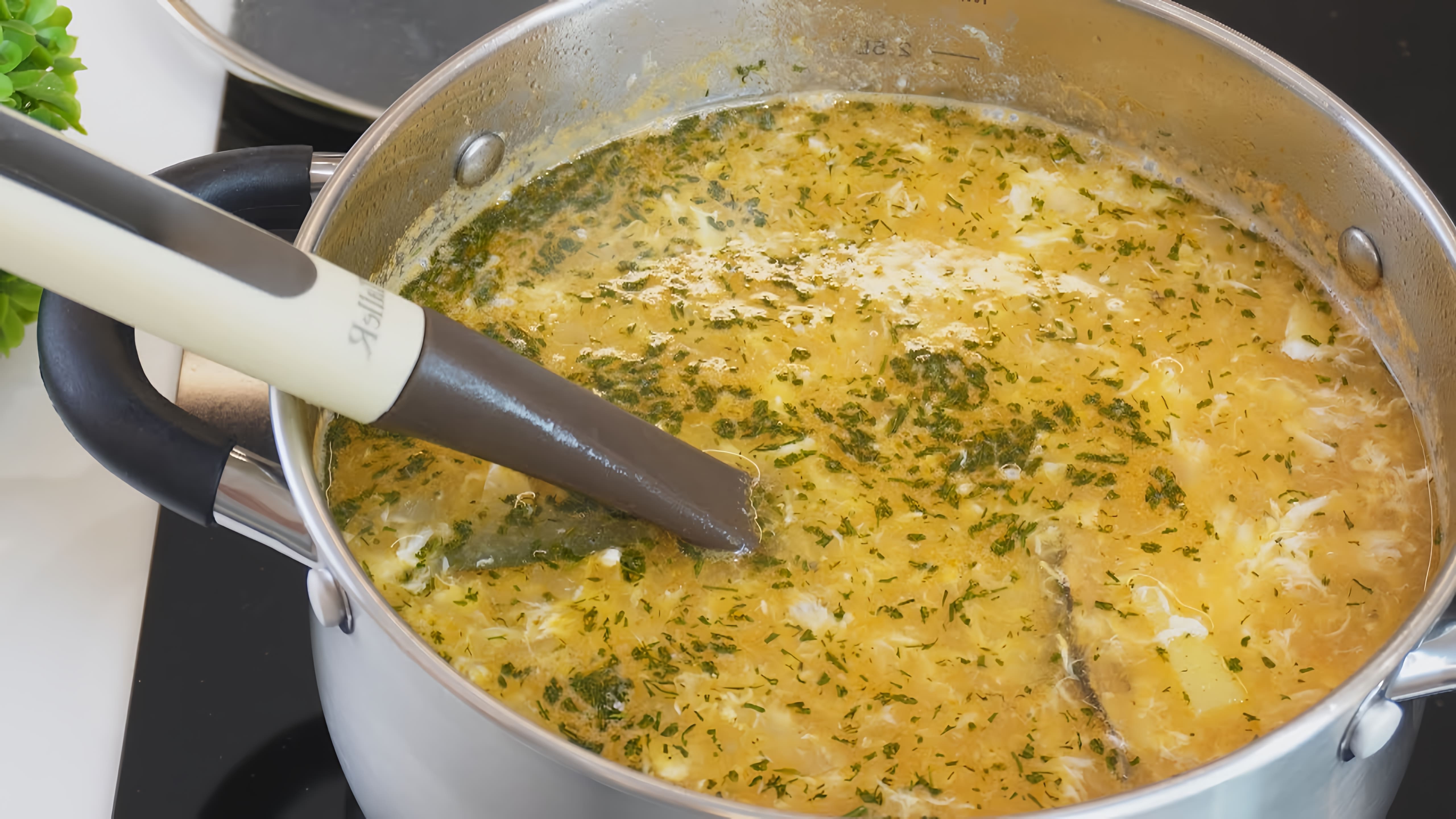В этом видео демонстрируется процесс приготовления быстрого рыбного супа