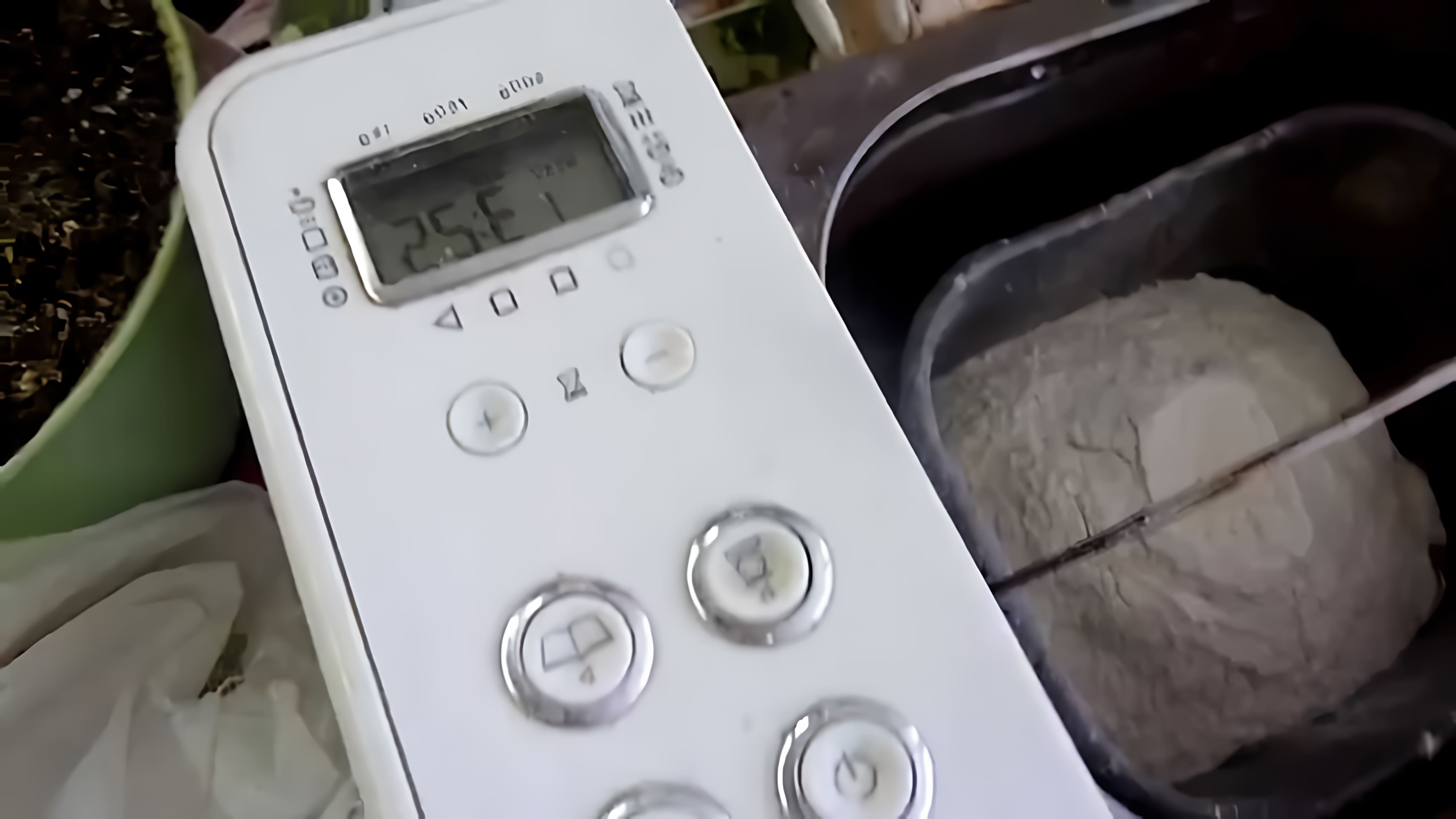 В этом видео демонстрируется процесс приготовления теста для вареников или пельменей в хлебопечке