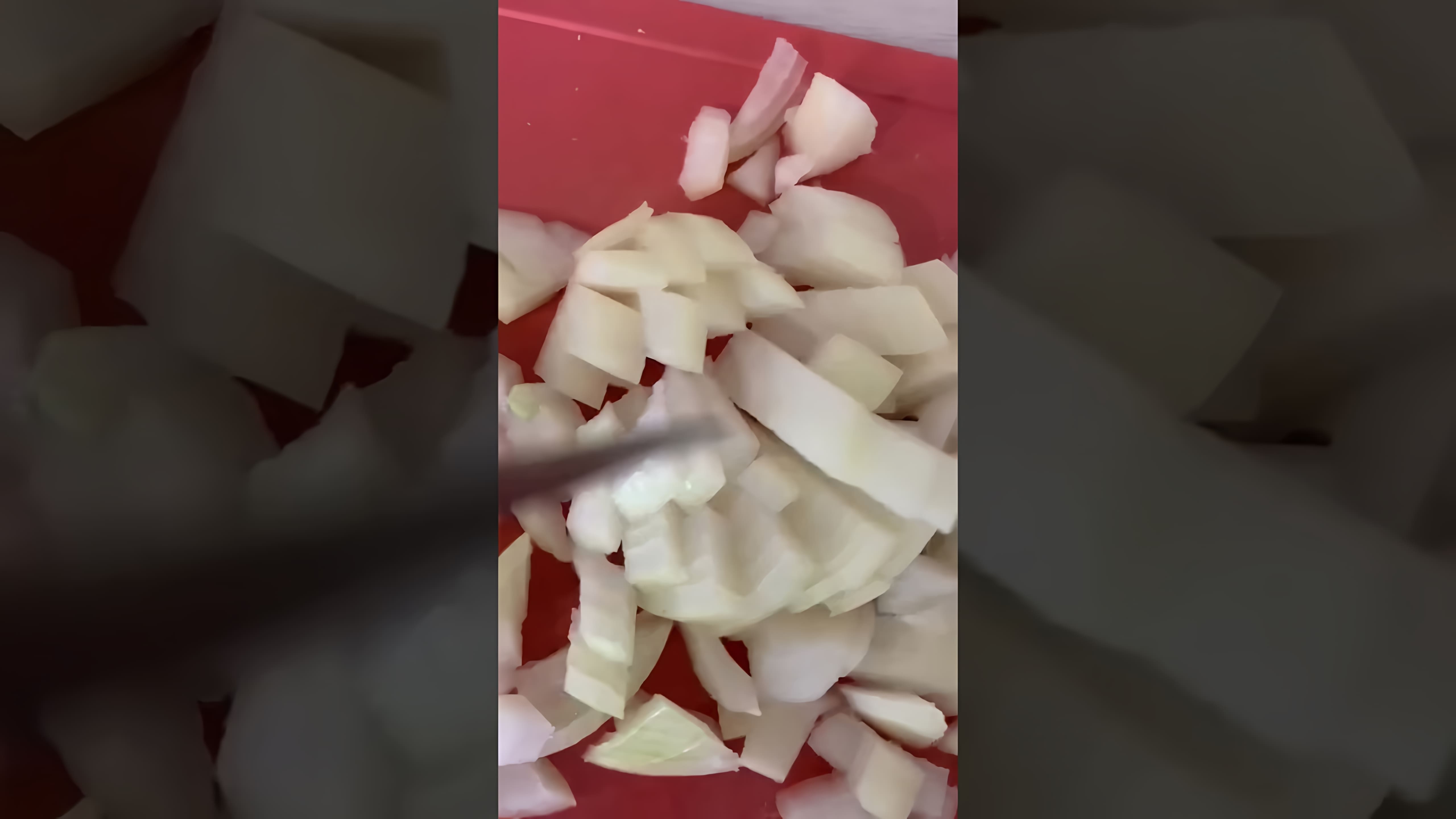 В этом видео демонстрируется рецепт приготовления вкусного салата с фасолью и мясом
