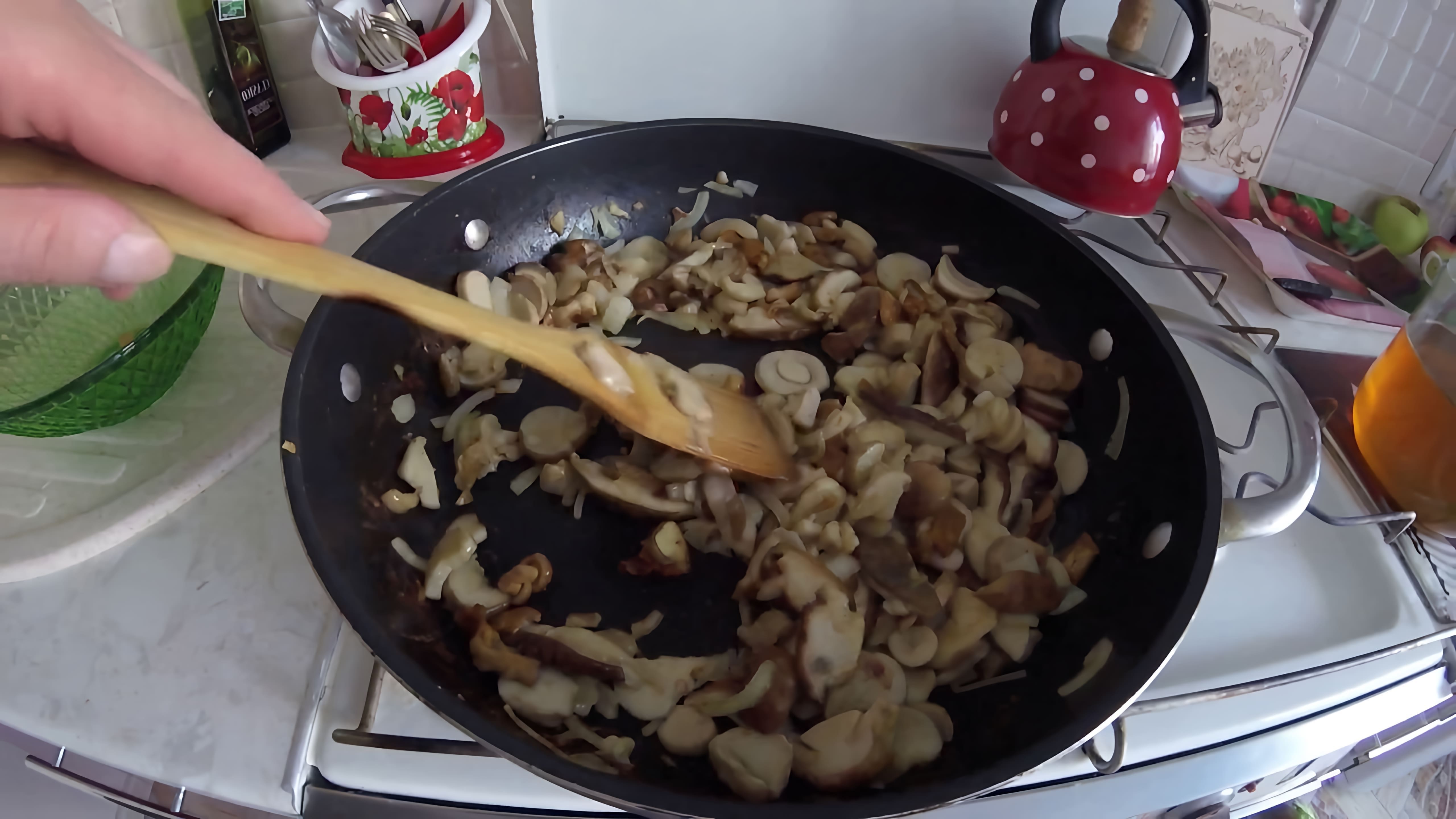 В этом видео автор делится своим опытом приготовления белых грибов