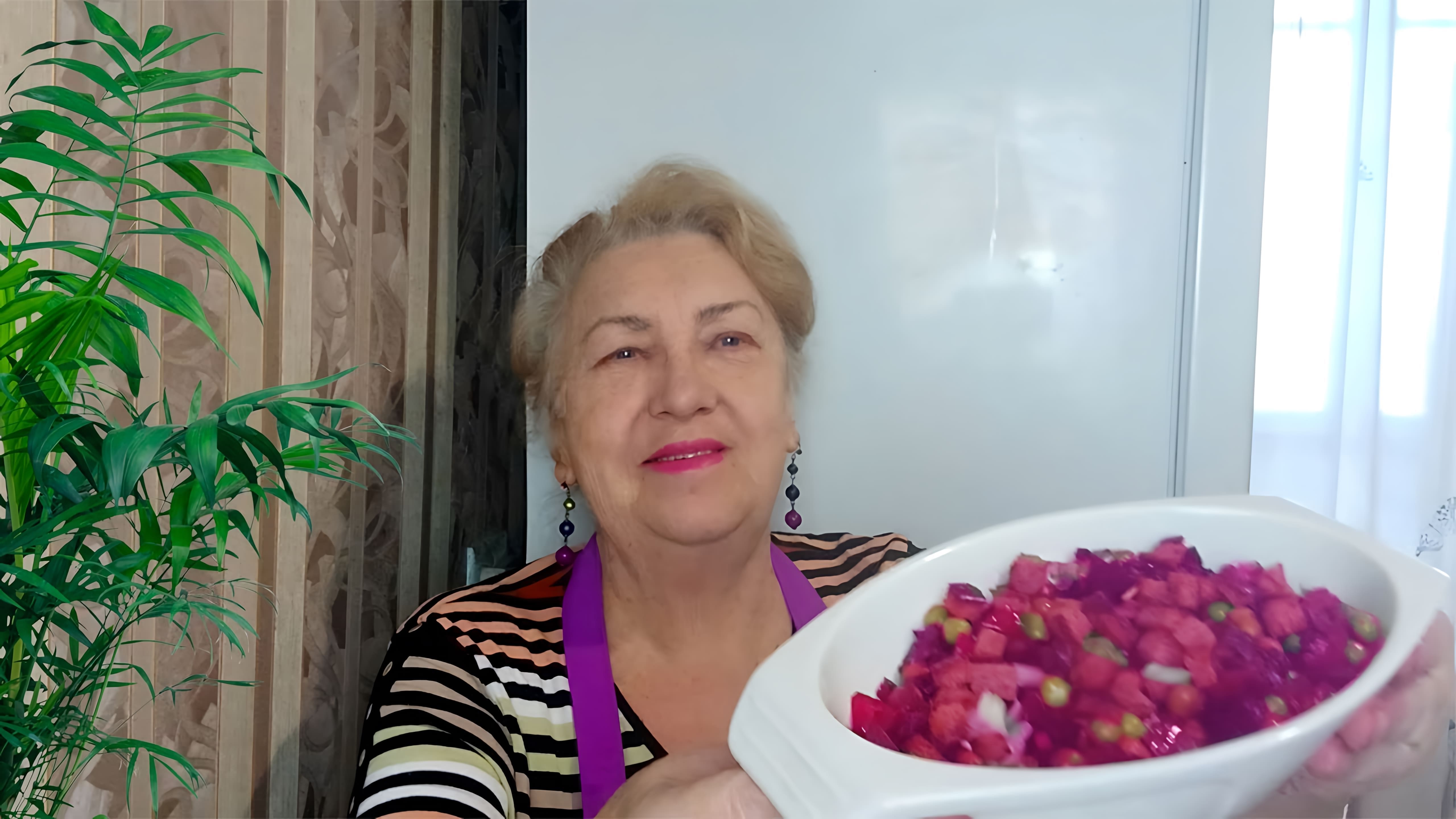 В этом видео демонстрируется процесс приготовления вкусного и полезного салата из свеклы