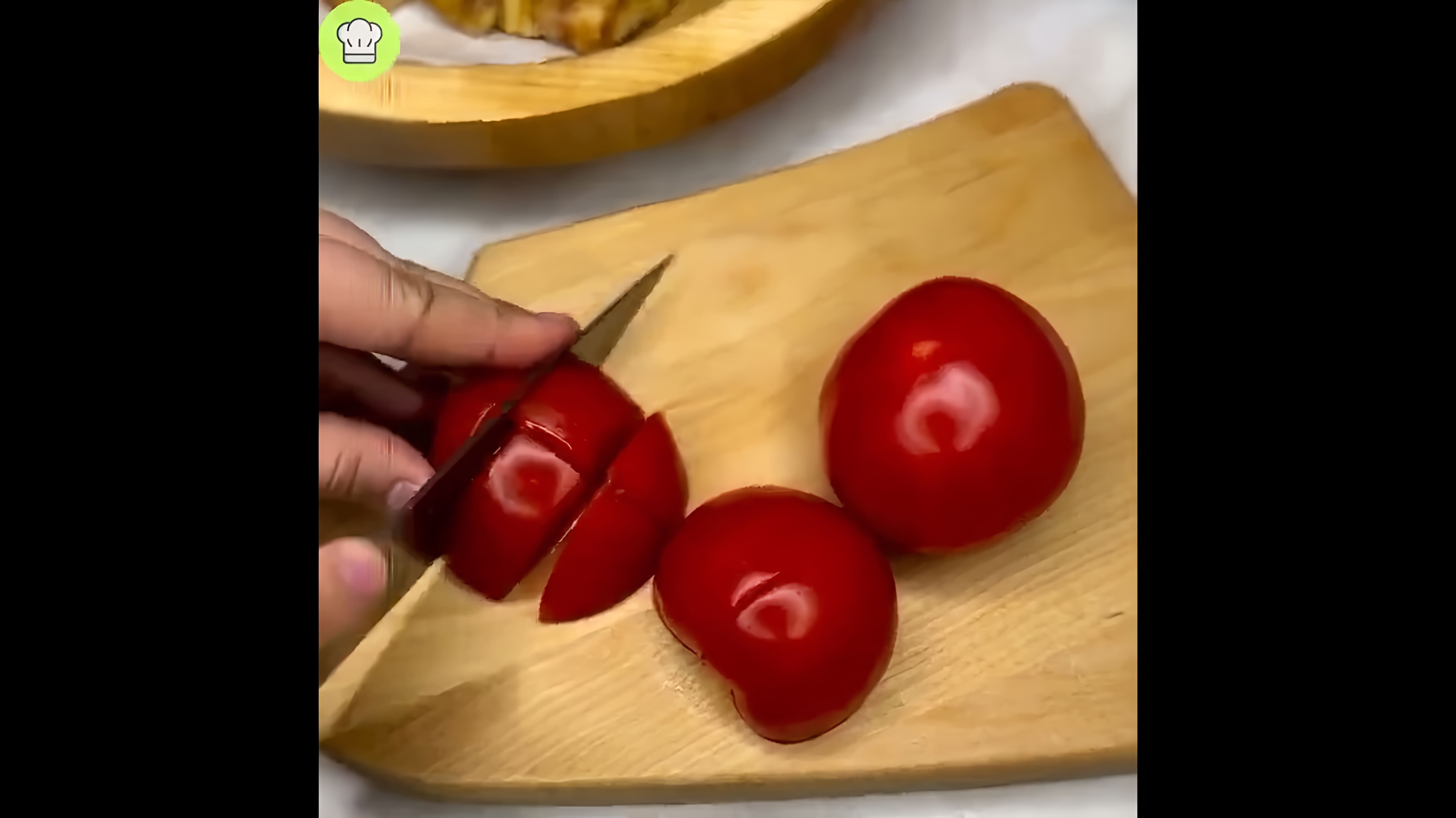 В этом видео демонстрируется процесс приготовления салата с хрустящими баклажанами в кисло-сладком соусе