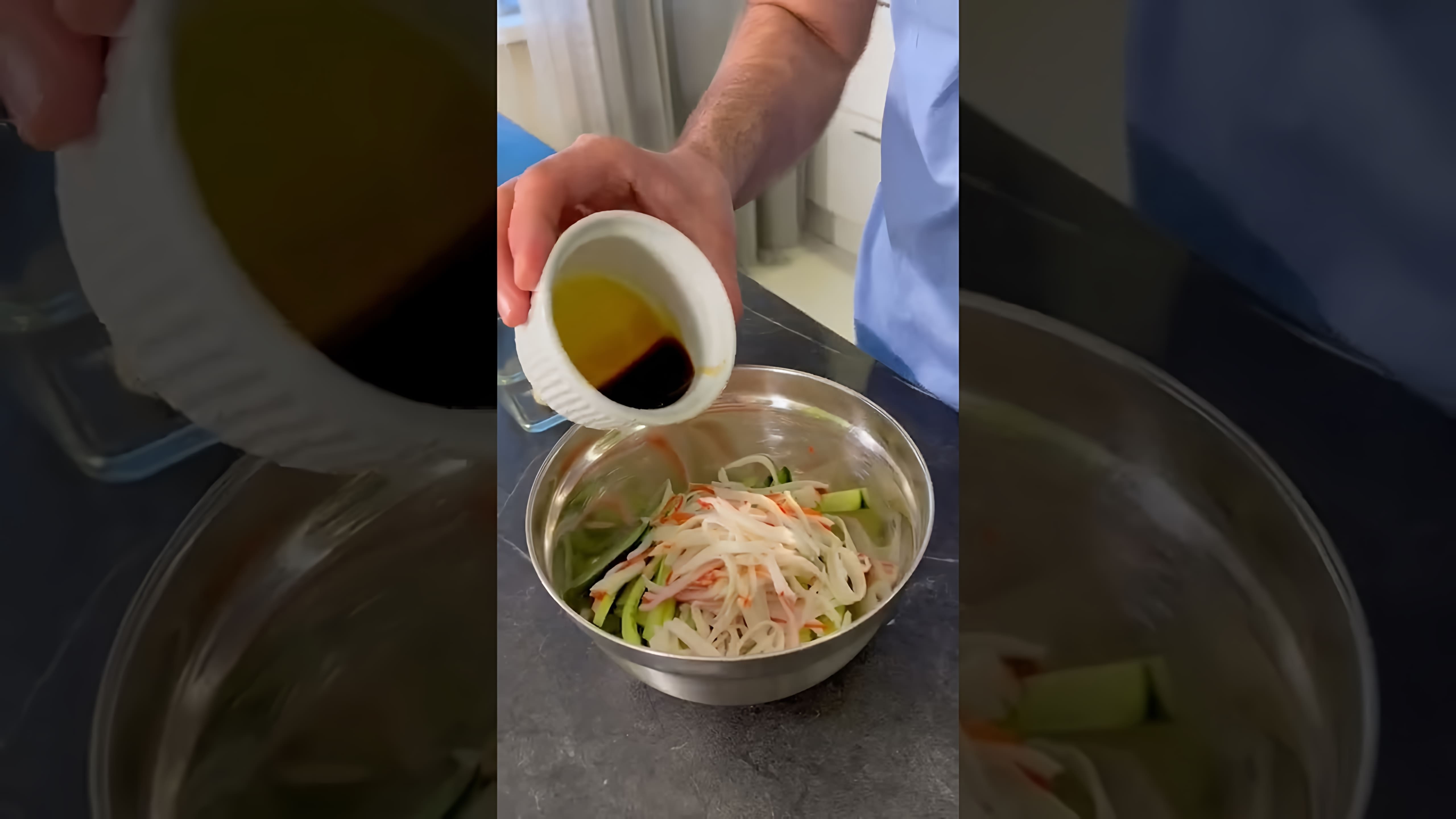В этом видео демонстрируется быстрый и простой рецепт закуски из огурца и крабовых палочек