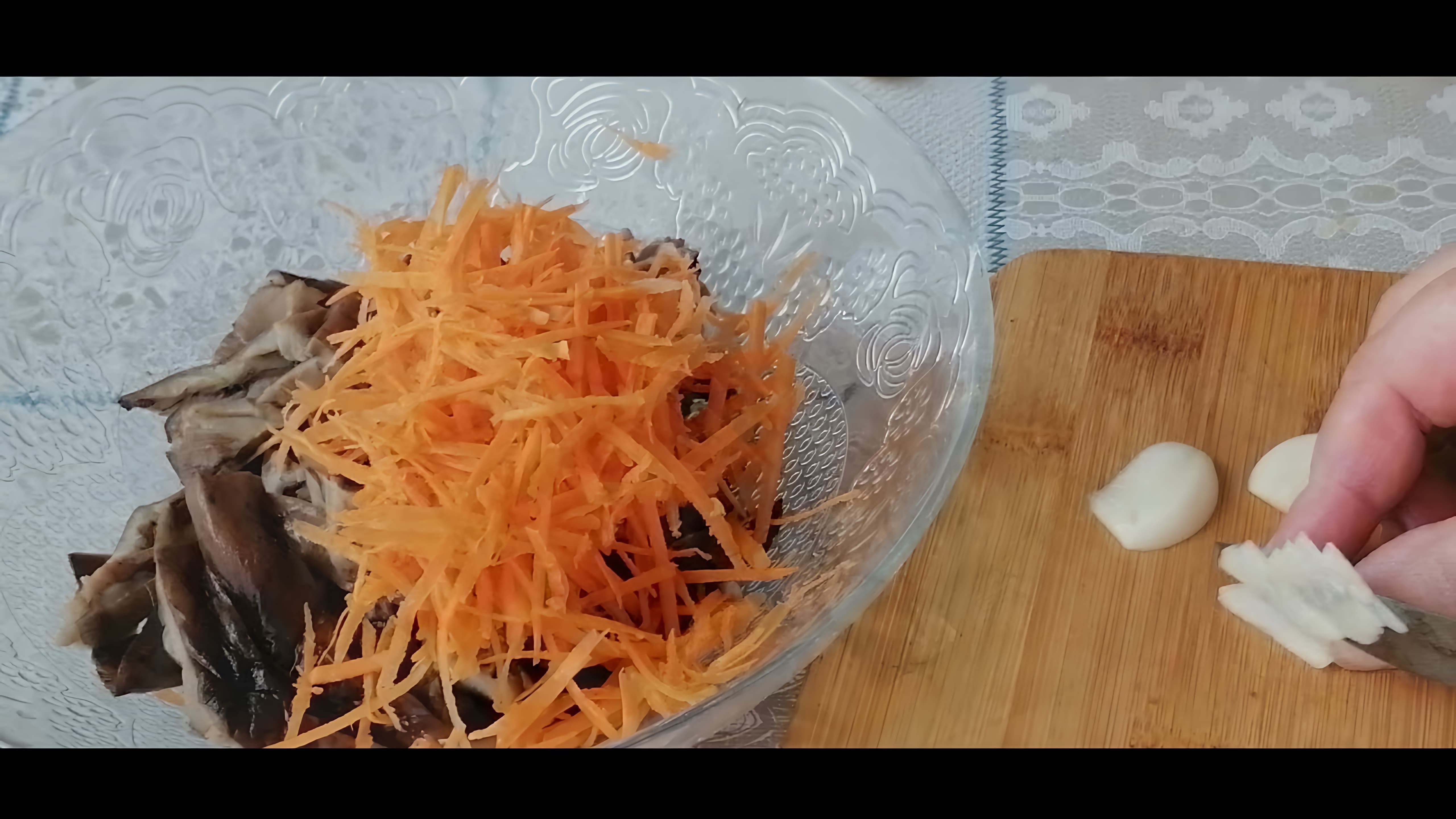В этом видео демонстрируется процесс приготовления оригинальной закуски из переросших опят
