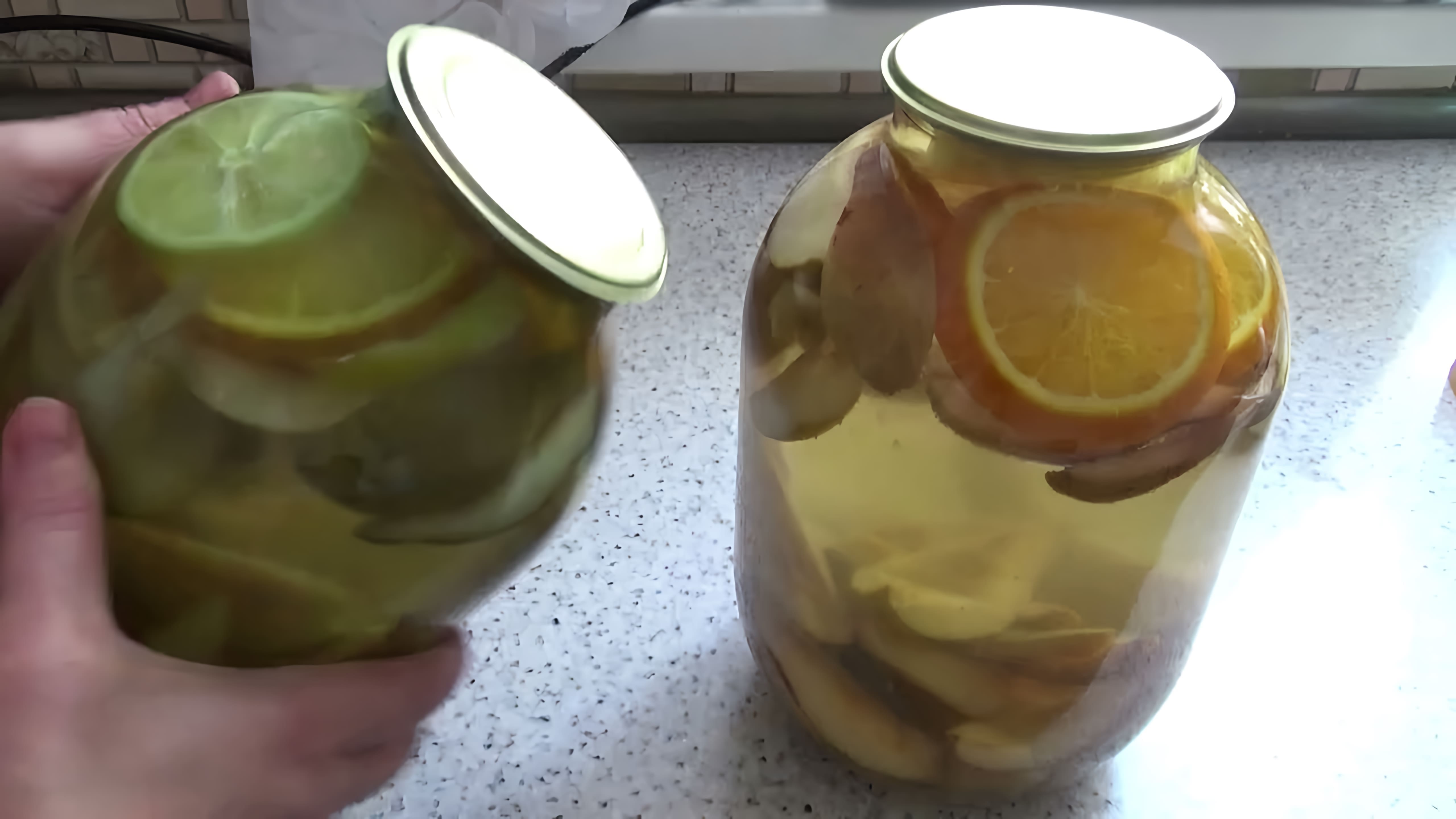 В этом видео демонстрируется процесс приготовления компота из груш с апельсином и лимоном на зиму