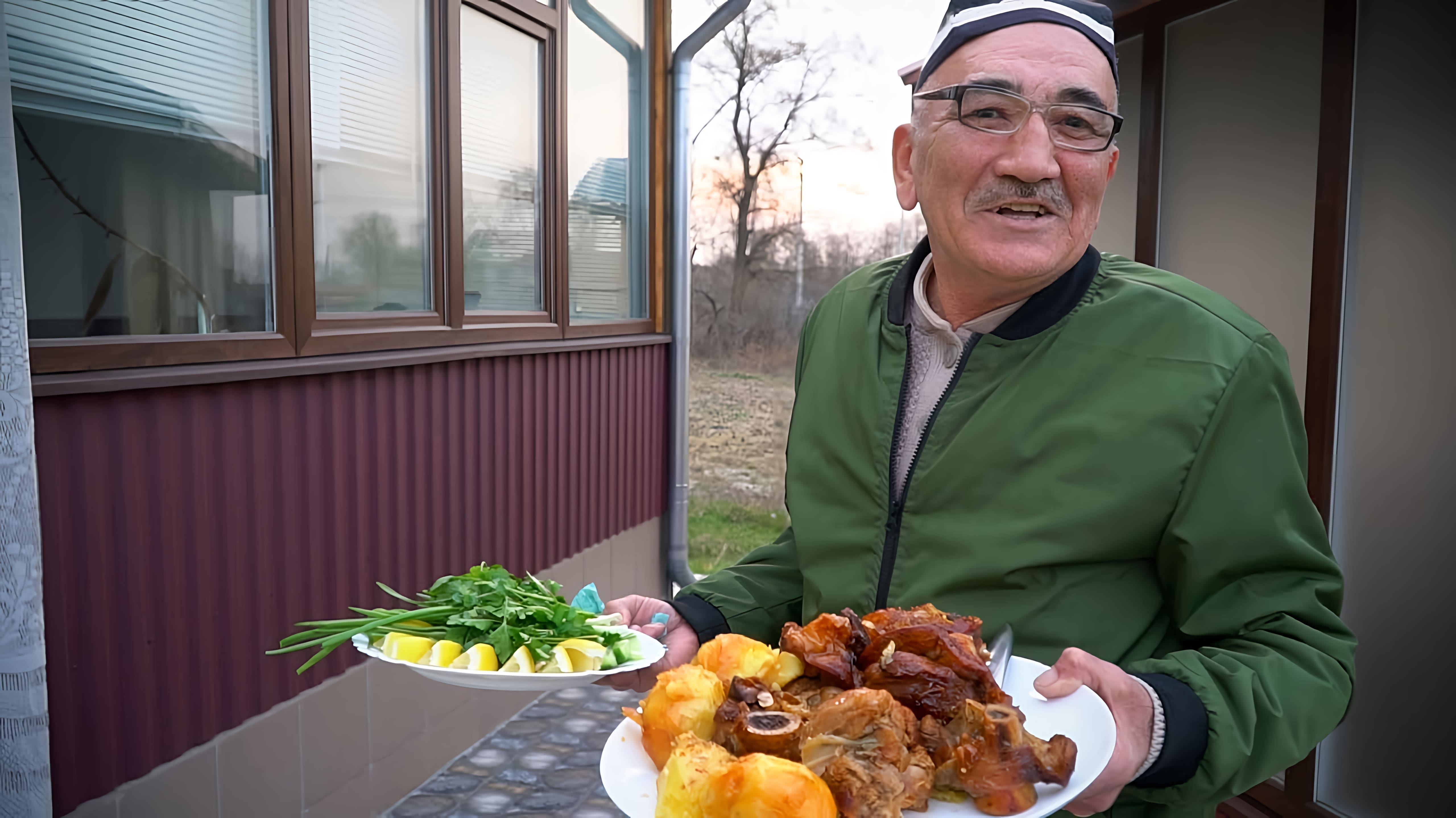 В этом видео демонстрируется процесс приготовления узбекского казан-кебаба из телятины